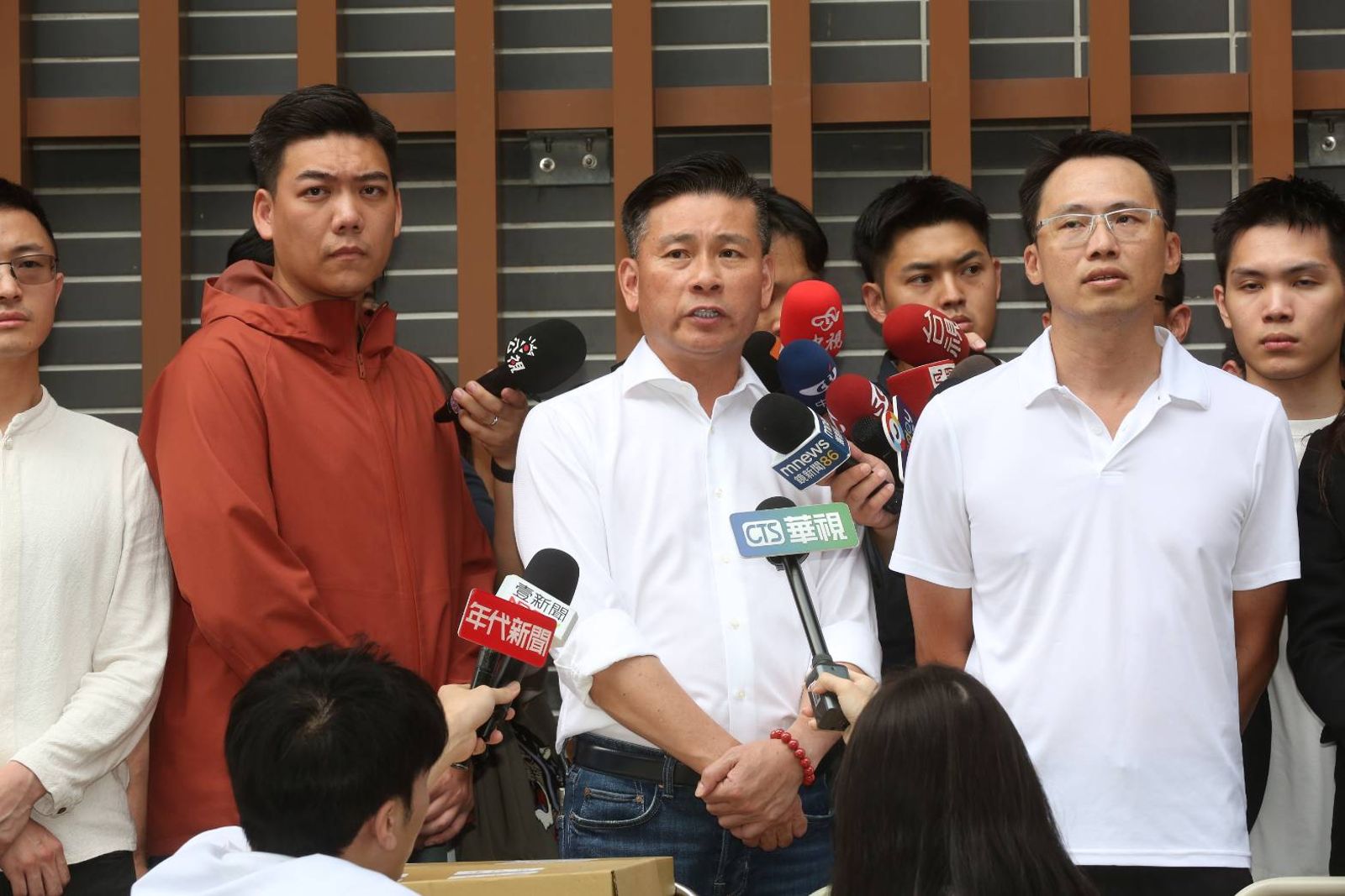 針對罷免過程中涉嫌偽造文書等觸犯法律的問題,今陪同送件的議長戴錫欽表示國民黨應深自檢討。(鏡報董孟航攝)
