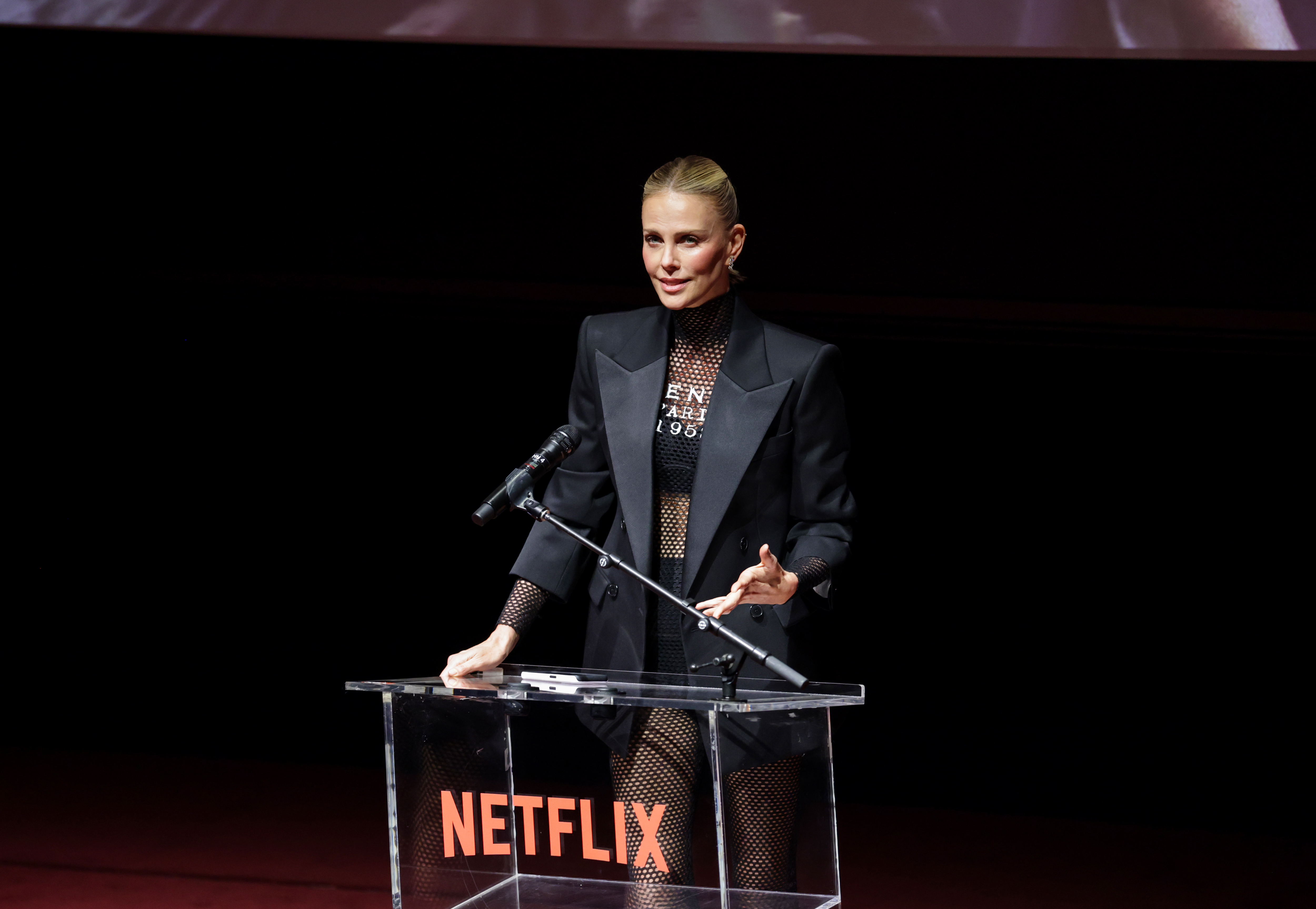 莎莉賽隆對於自己的出身向來都不避諱，侃侃而談，也更樂意替受到家暴的婦女發聲。（Netflix提供）