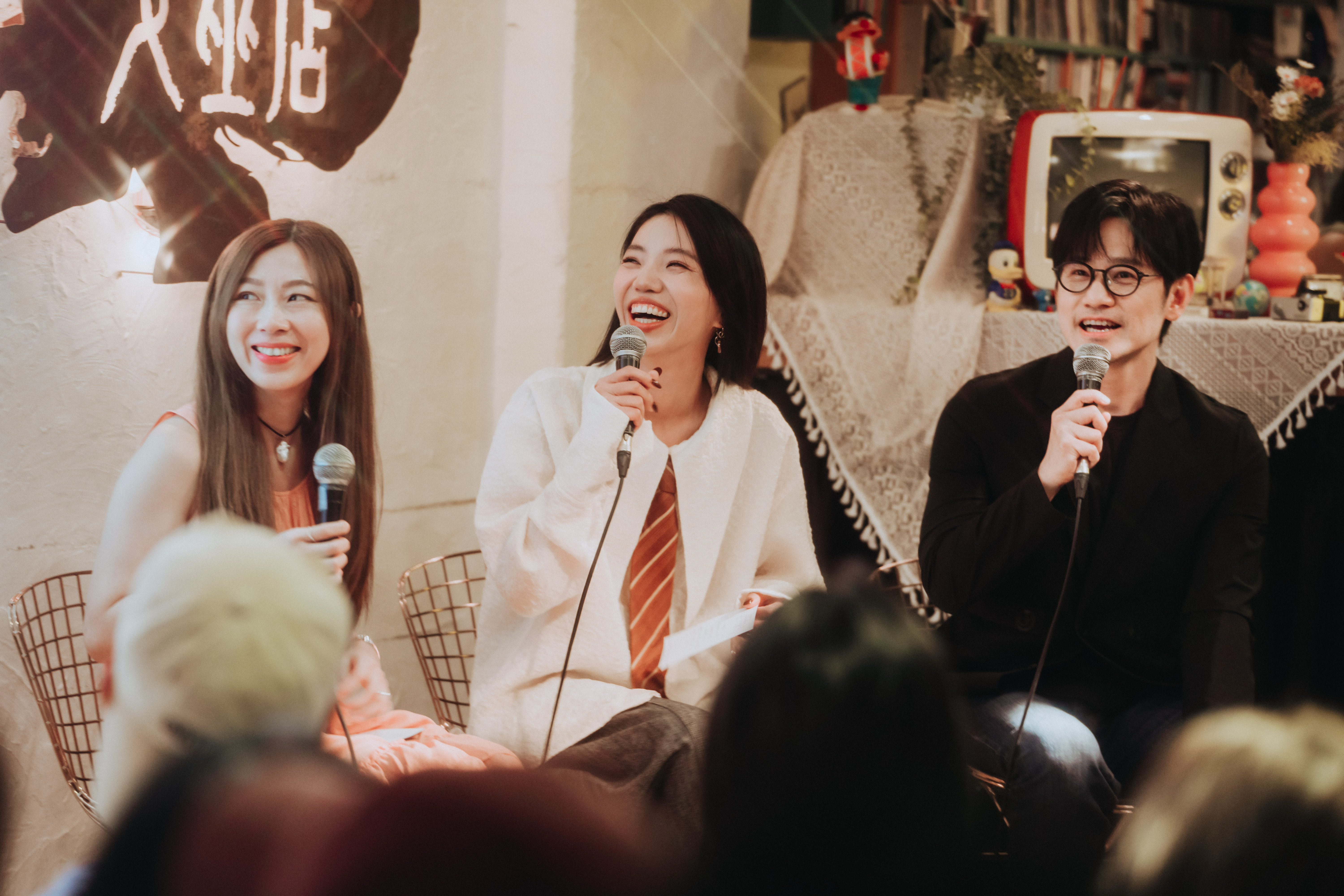 江佩瑜攜手專輯製作統籌陳建騏、歌詞及企劃統籌王小苗舉辦新專輯開箱祈福大會。（何樂音樂提供）