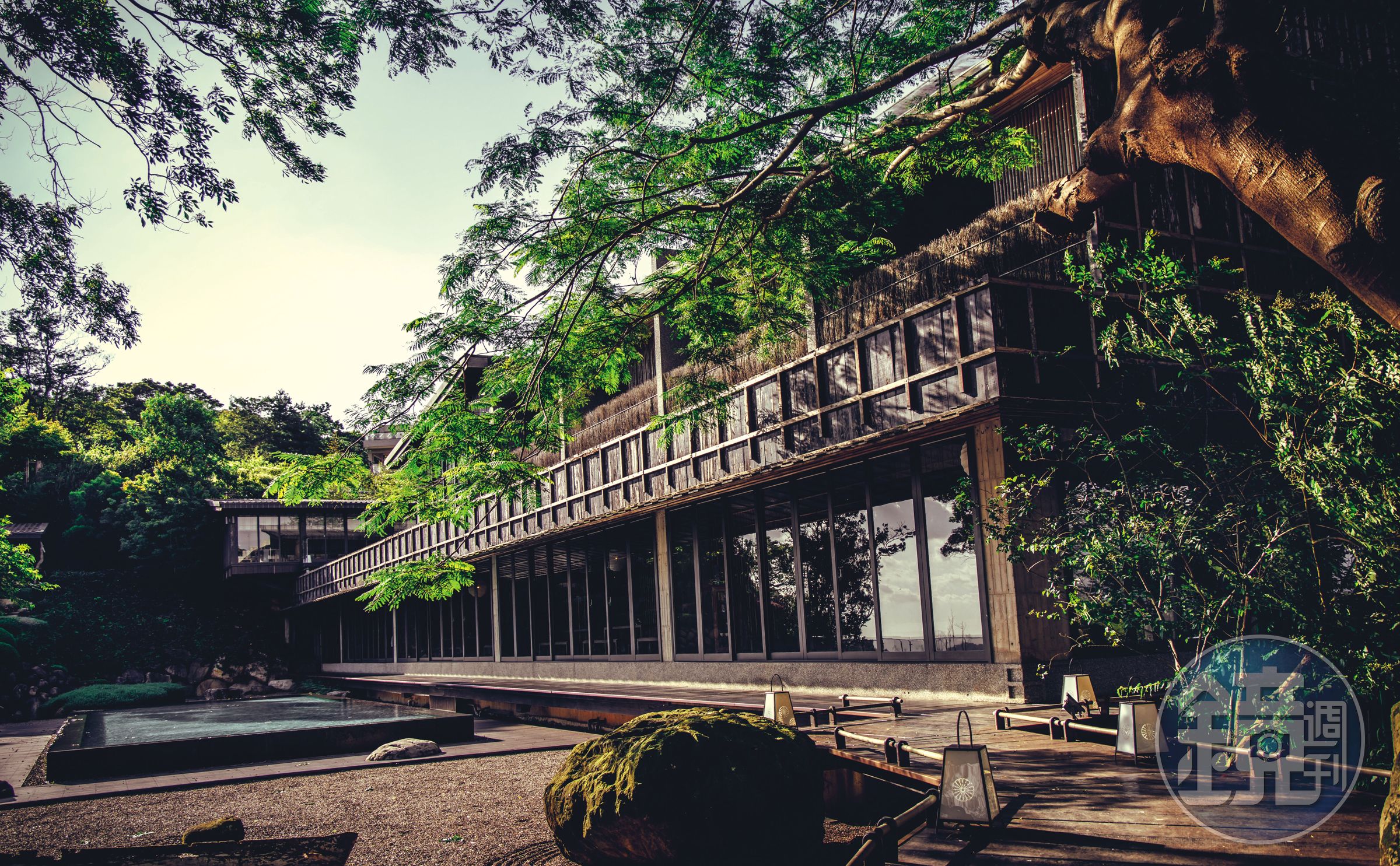 占地1,200坪的飛花落院，原本是竹林，魏幸怡耗費10年整地興建禪風建築。