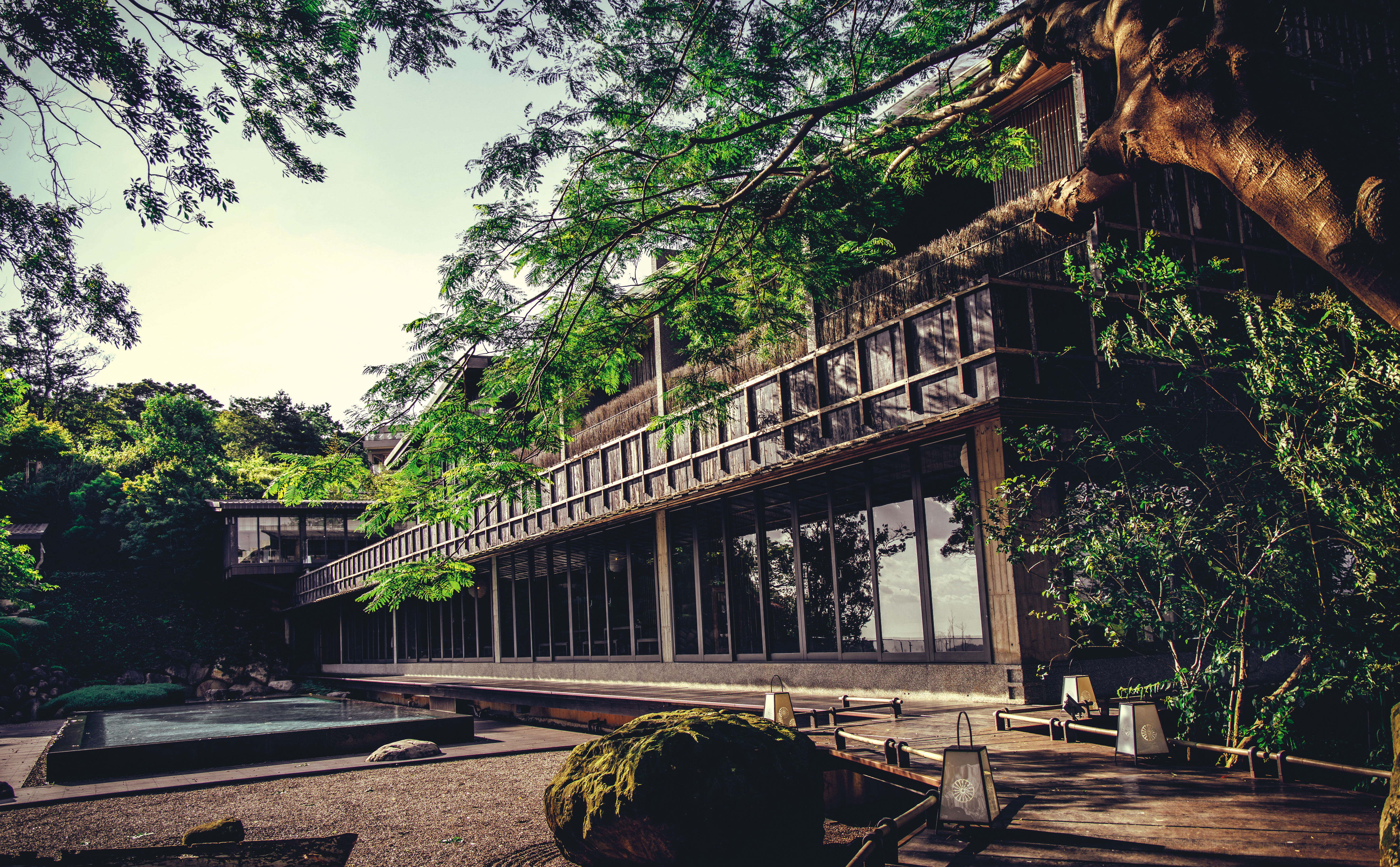 占地1,200坪的飛花落院，原本是竹林，魏幸怡耗費10年整地興建禪風建築。