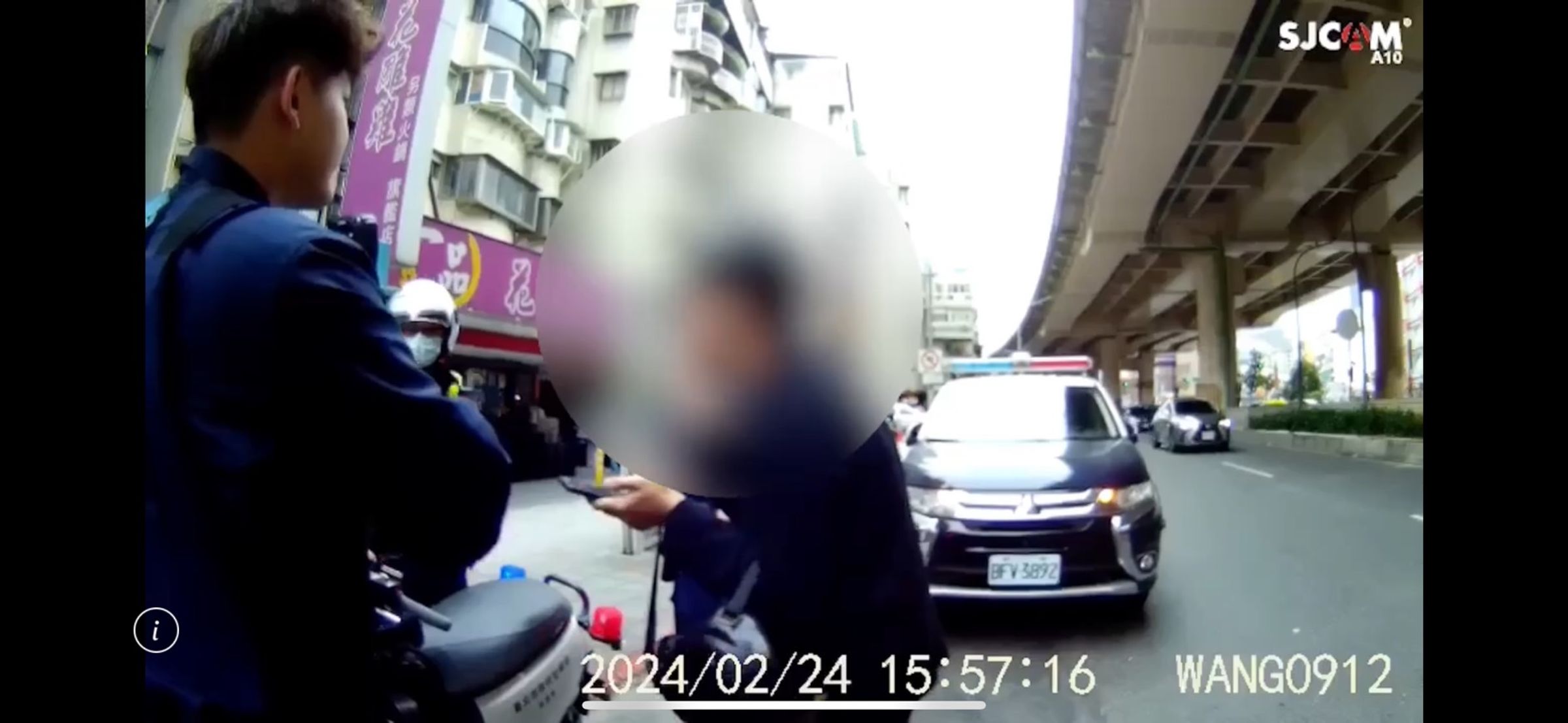 駱姓機車騎士因違規左轉遭警方攔下。(翻攝畫面)