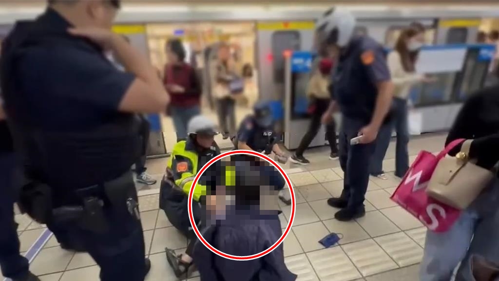 北捷昨晚發生乘客持美工刀傷人事件，造成2人受傷，紅圈處為42歲的嫌犯。（翻攝畫面）