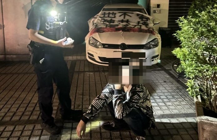 繼保時捷跑車男因不滿噴漆後，今（21日）凌晨該幼兒園的舊址，又遭人駕車衝撞表達不滿。（翻攝畫面）