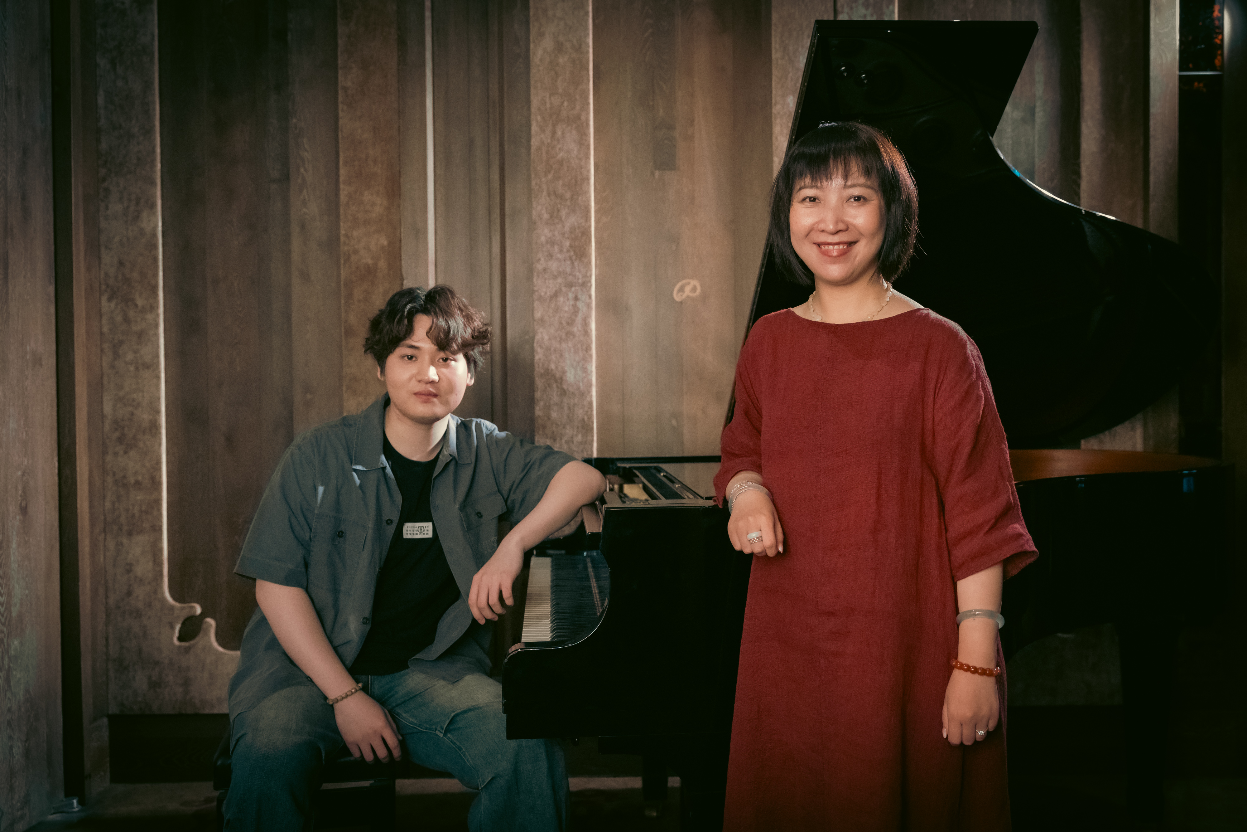製片人李倩（右）透露，陸一彈奏的《彩雲追月》把古典音樂門外漢的她聽哭了，驚嘆陸一的琴技之高。（兩岸電影展提供）