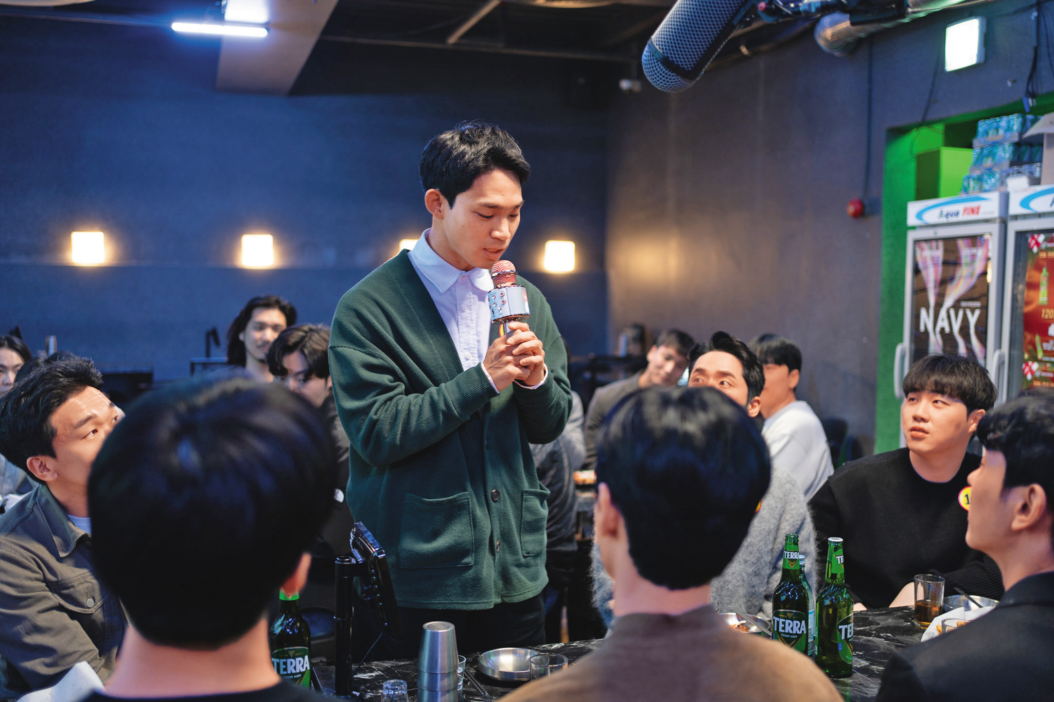 片中描繪韓國因社會風氣保守，同志得透過圈內的聯誼活動來拓展交友圈。（好威映象提供）