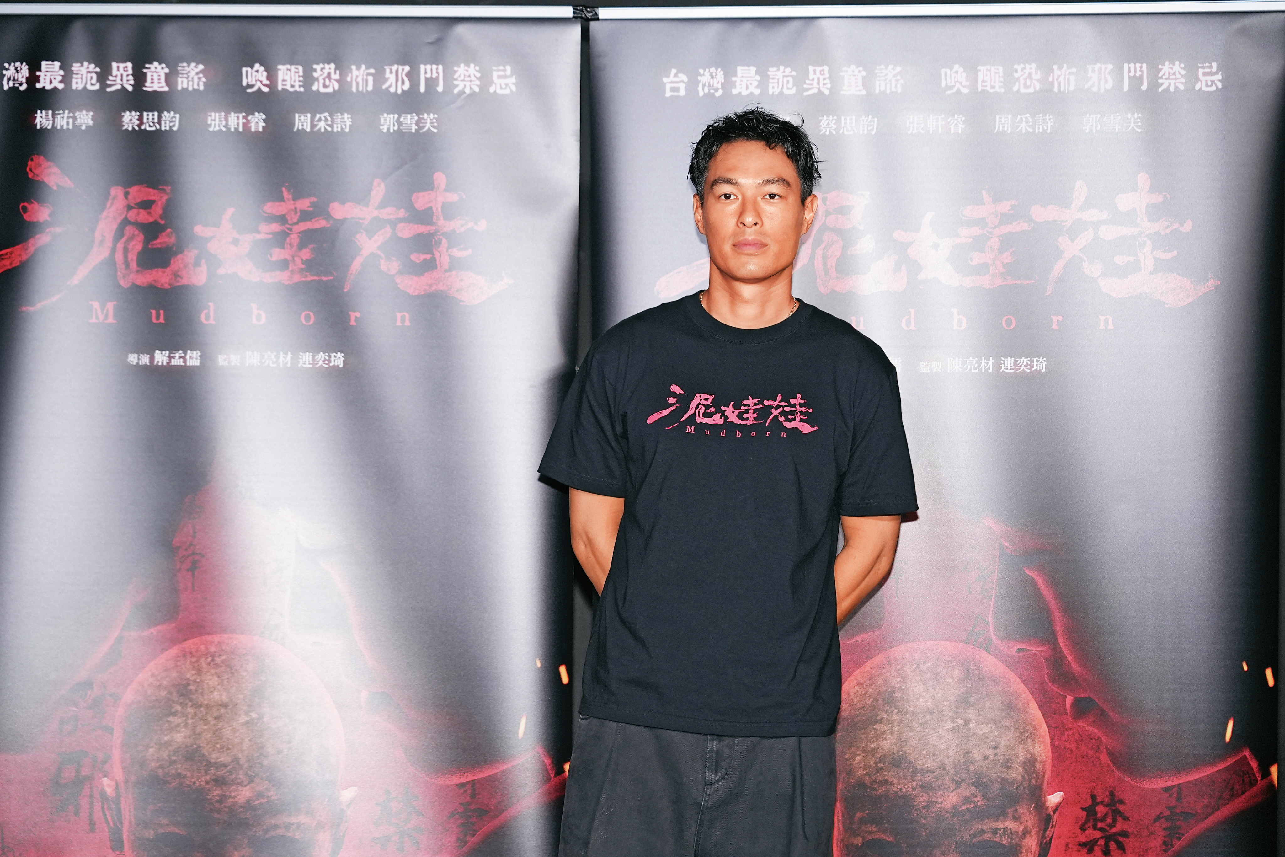 蠟燭三頭燒的楊祐寧眼神痴呆，看了讓人好想問：「你累了嗎？」加油喔！（遞蠻牛）