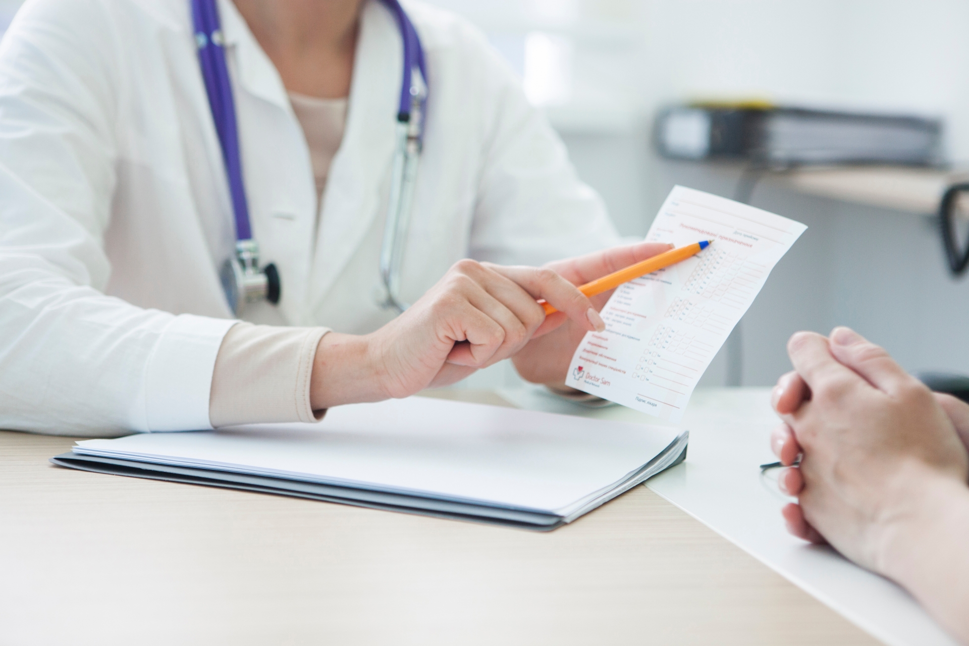 高雄一名蕭姓男子常年在醫院乞討，勸不聽遭到移送法辦。（示意圖，取自PhotoAC）