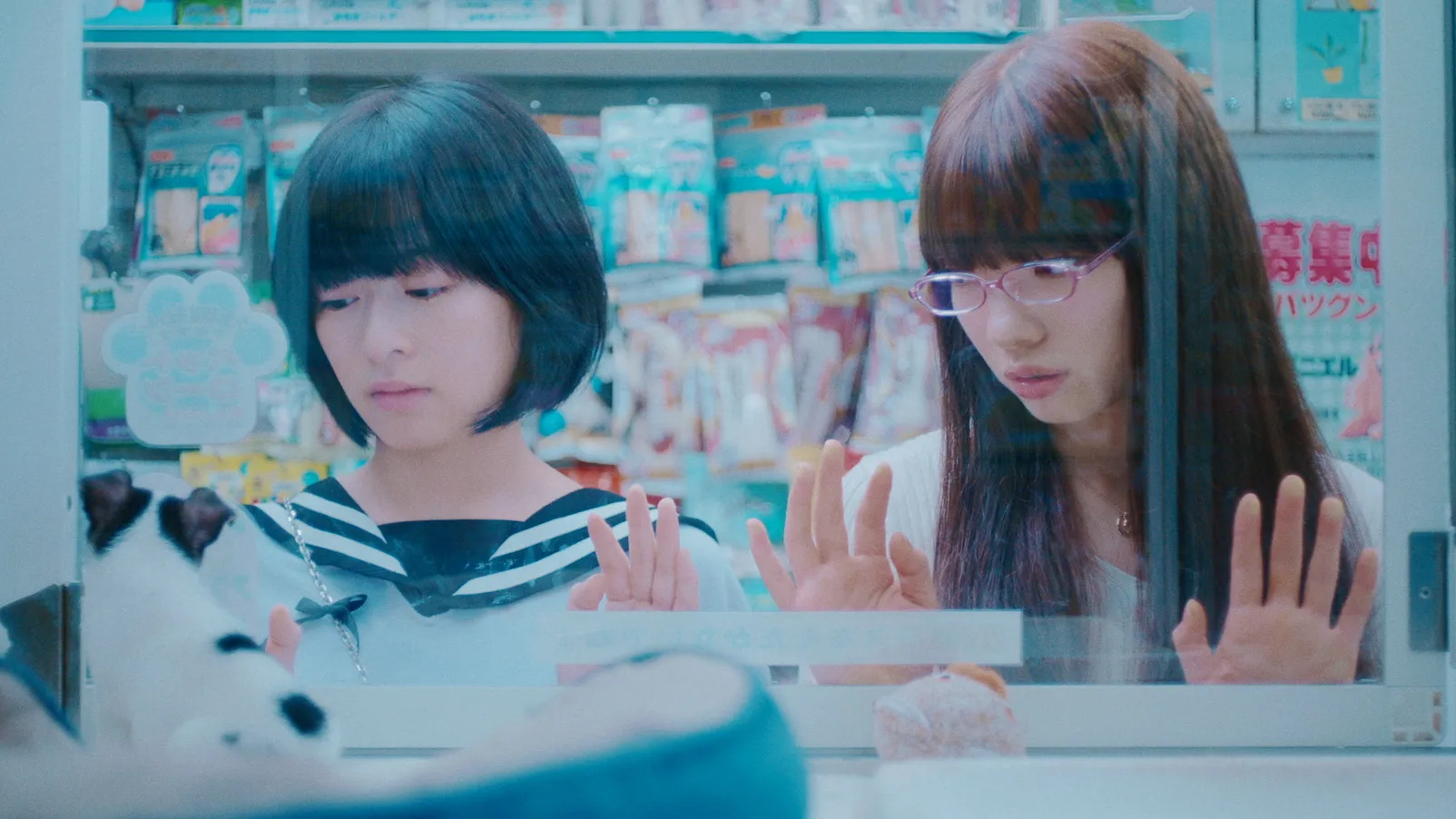 森七菜（左）在《炎上》飾演逃家少女，從她的視角呈現一群青少年無處可去的生命困境。（光年映畫提供）