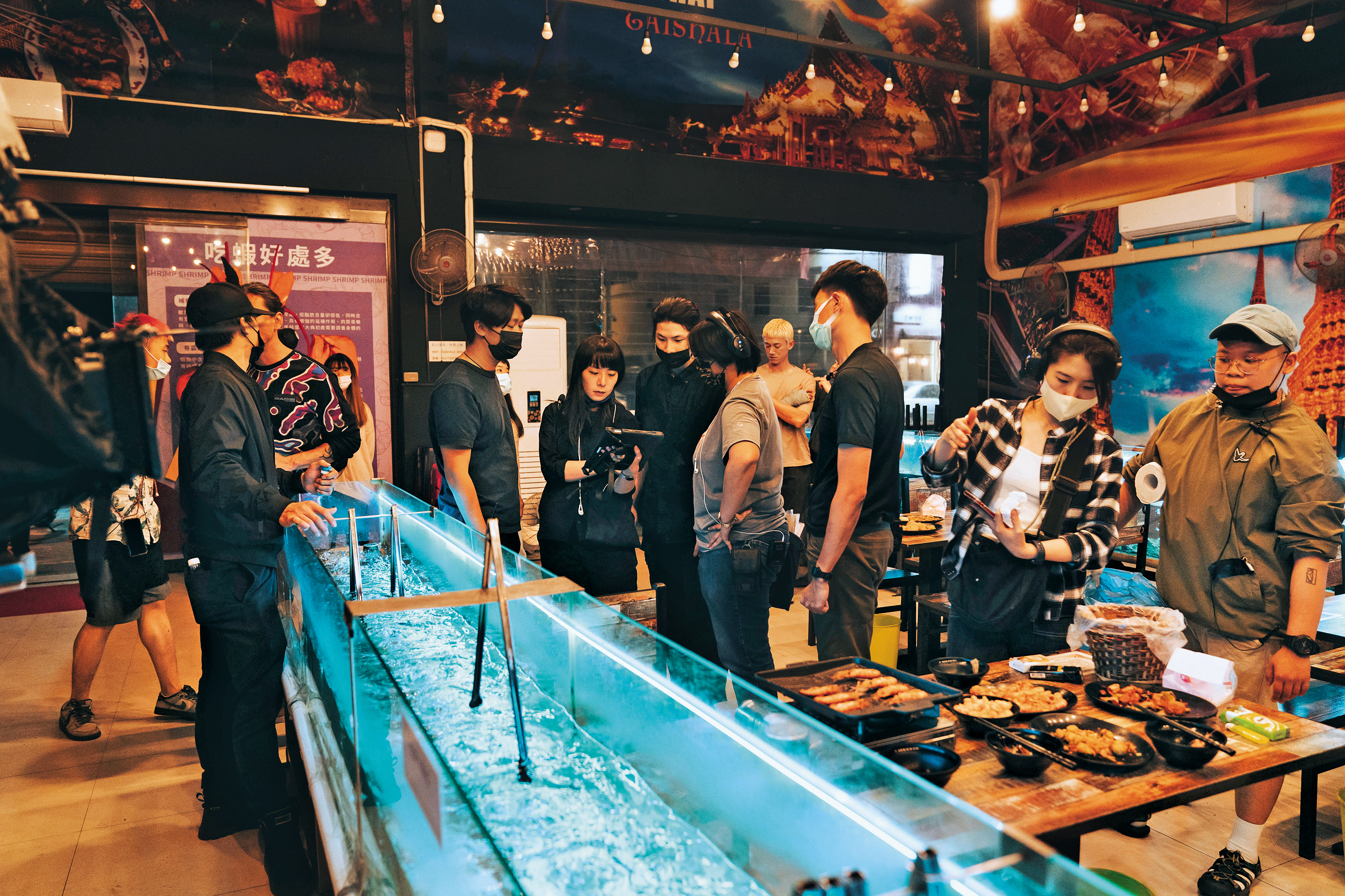 鄭雅之(中)在拍攝現場與團隊討論鏡位,為吳慷仁打造多場打鬥動作戲。(抓馬文化提供)