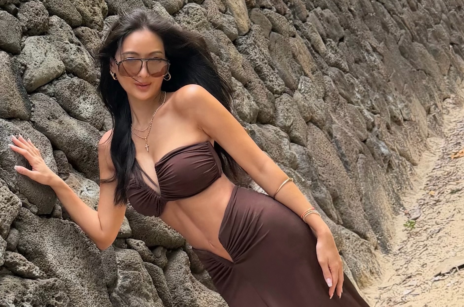 48歲「最辣阿嬤」孫芸芸胸前挖空曬水蛇腰! 赤腳狂奔大讚:生活太美好