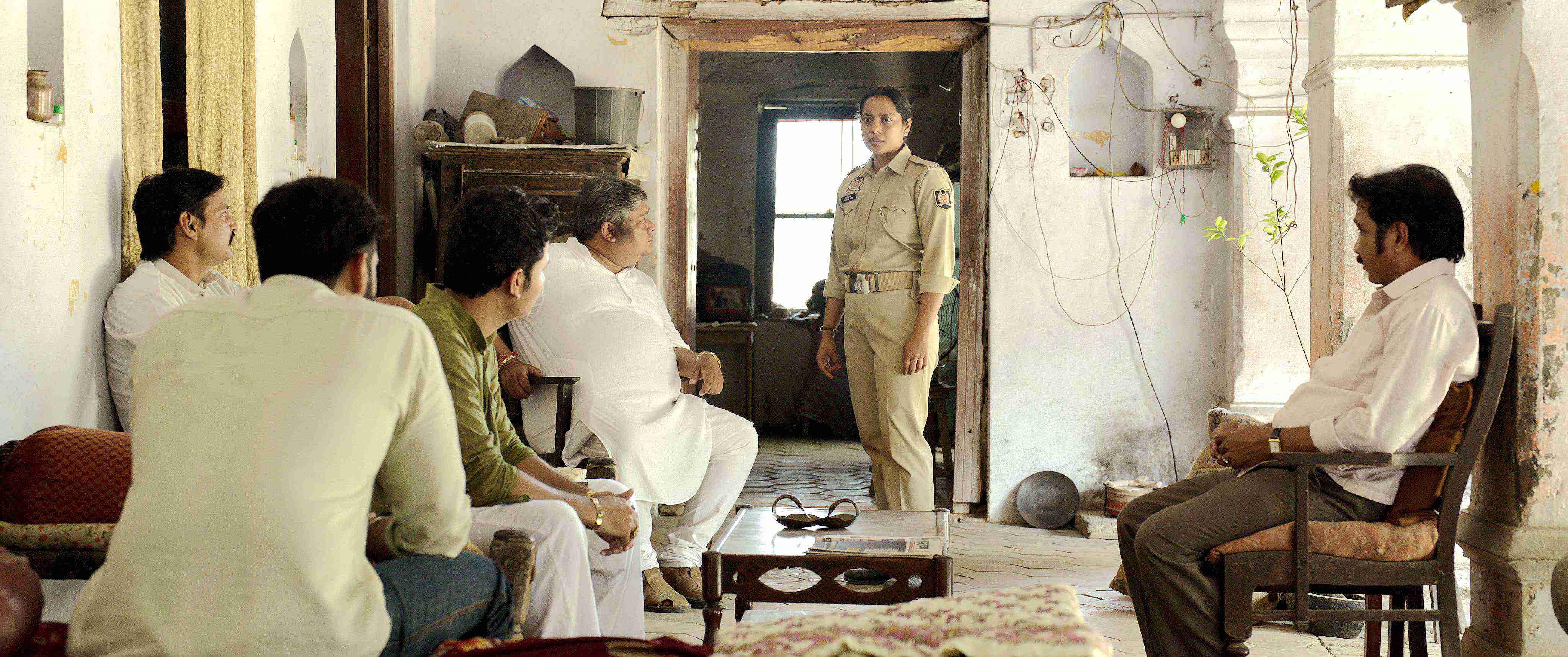 年輕寡婦「桑托絲」繼承了殉職丈夫的職位、成為一名女警，卻意外涉入水很深的印度警界醜聞。（海鵬提供）