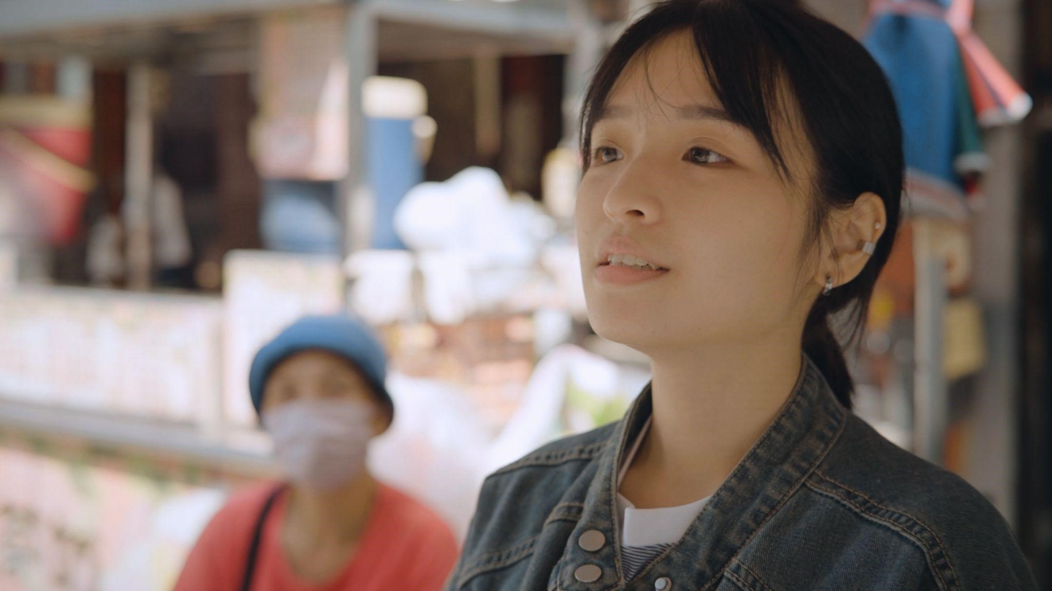 徐均育經常帶著速寫本，保持一定距離觀察、速寫下眼前的畫面與人物動作。（公視提供）