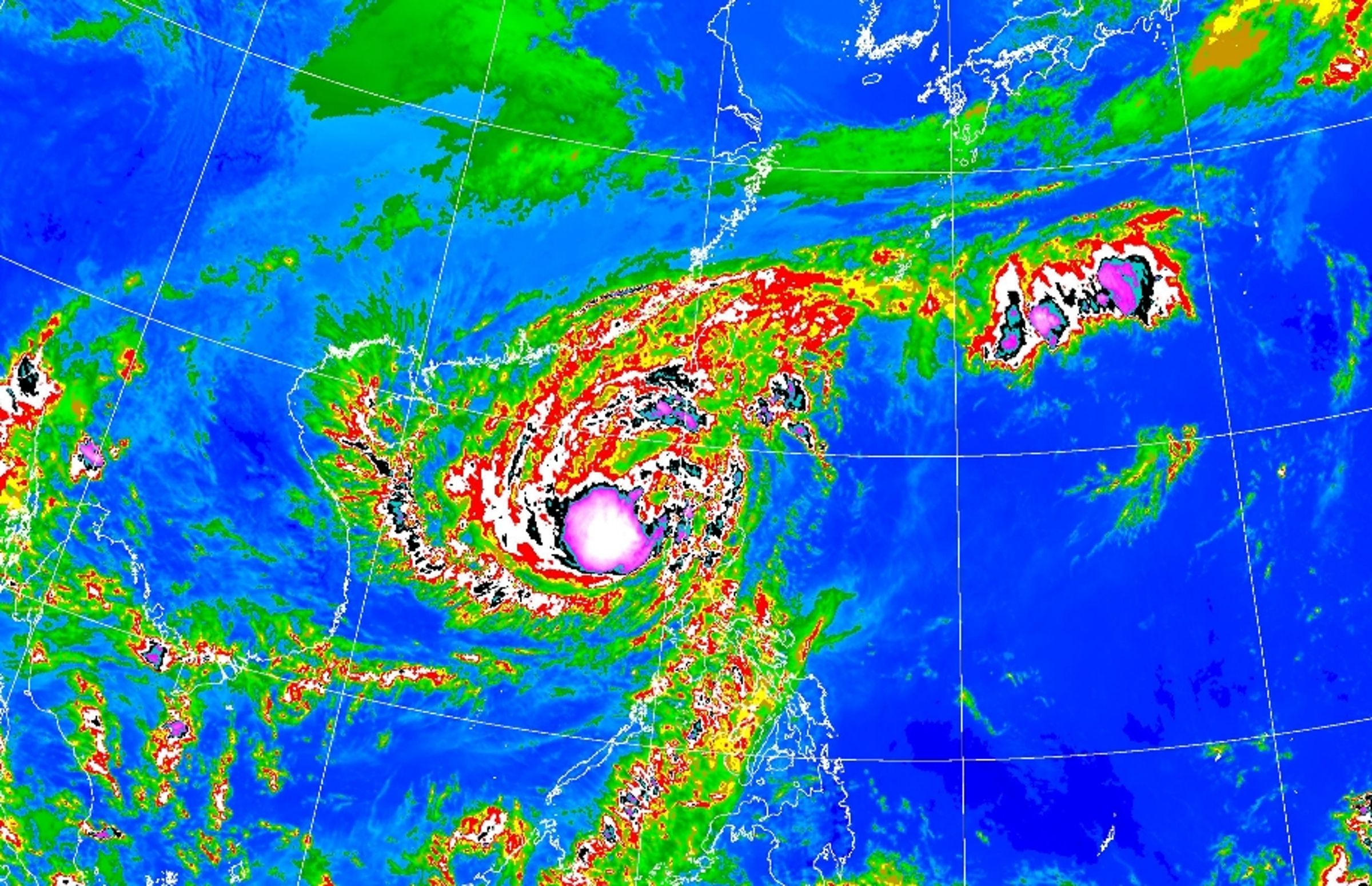 鳳凰颱風即將侵襲台灣，在東北季風也加入戰局之下，「全台這次沒有地方能夠倖免，只差在影響時段」。（翻攝自中央氣象署）