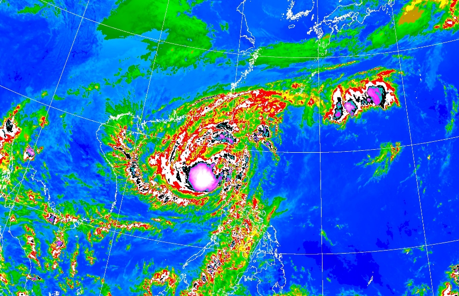 鳳凰颱風即將侵襲台灣，在東北季風也加入戰局之下，「全台這次沒有地方能夠倖免，只差在影響時段」。（翻攝自中央氣象署）