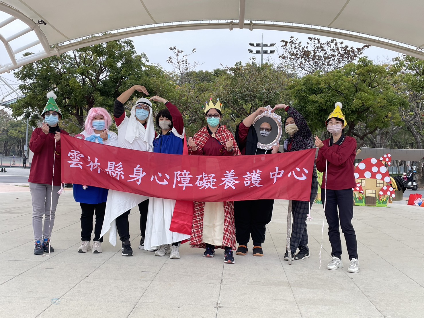 雲林身障養護中心的同仁與服務對象在膨鼠公園為大家帶來精心準備的表演。（雲林身障養護中心提供）