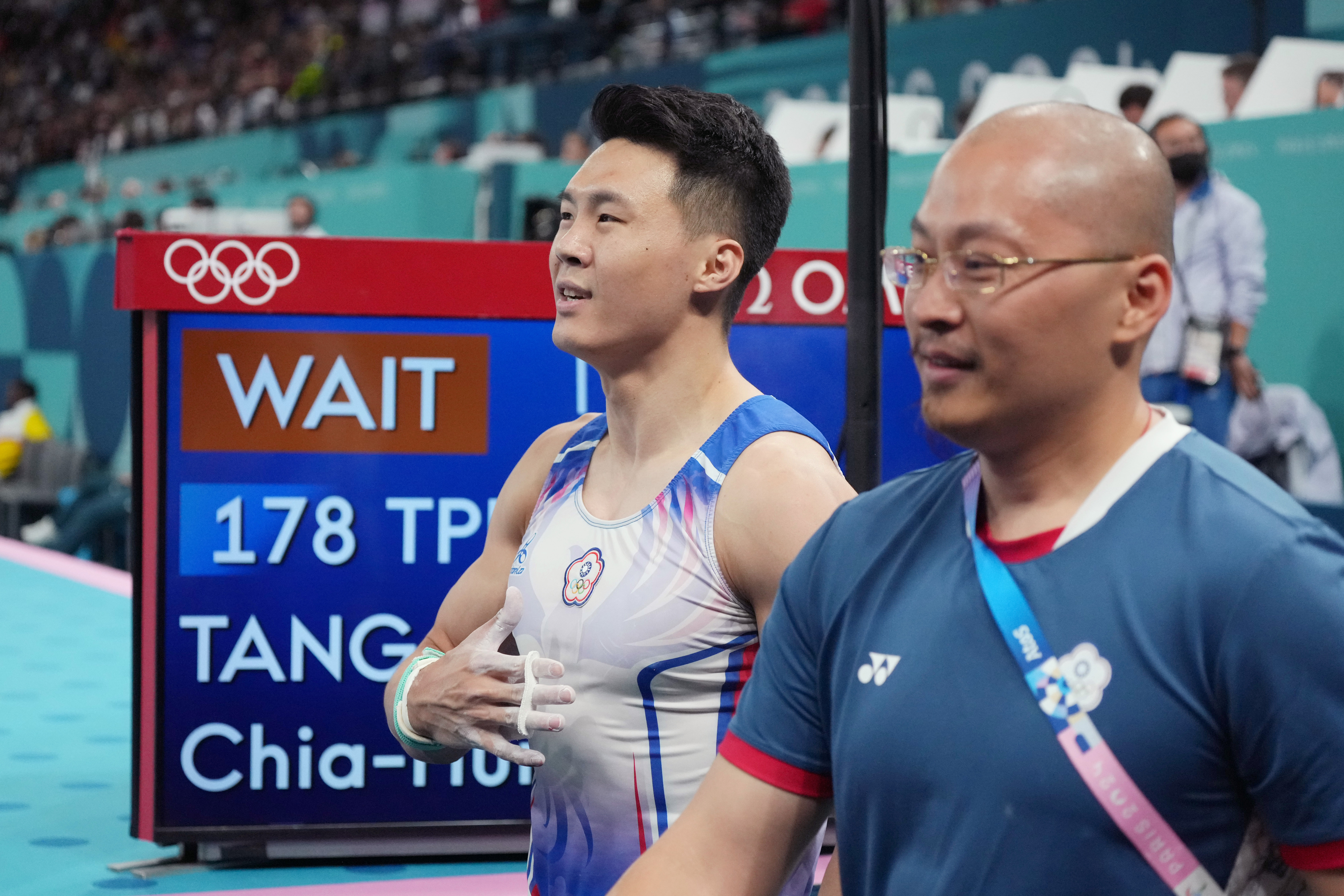 曾陪唐嘉鴻出征巴黎奧運的教練翁士航（右）遭控霸凌學生，他今也親上火線回應了。（體育署提供）