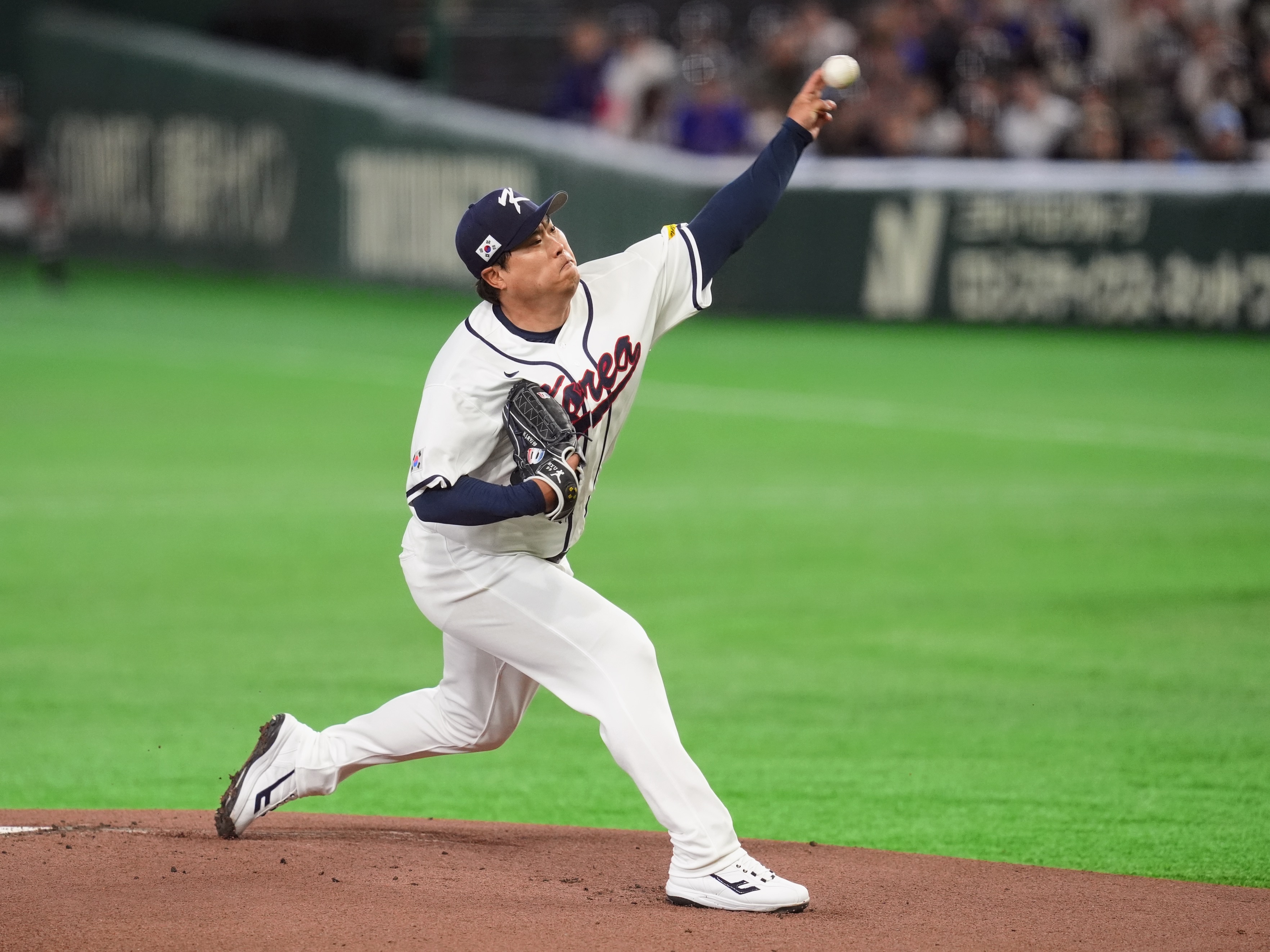 韓國隊派出大聯盟經驗豐富的左投老將柳賢振掛帥先發。