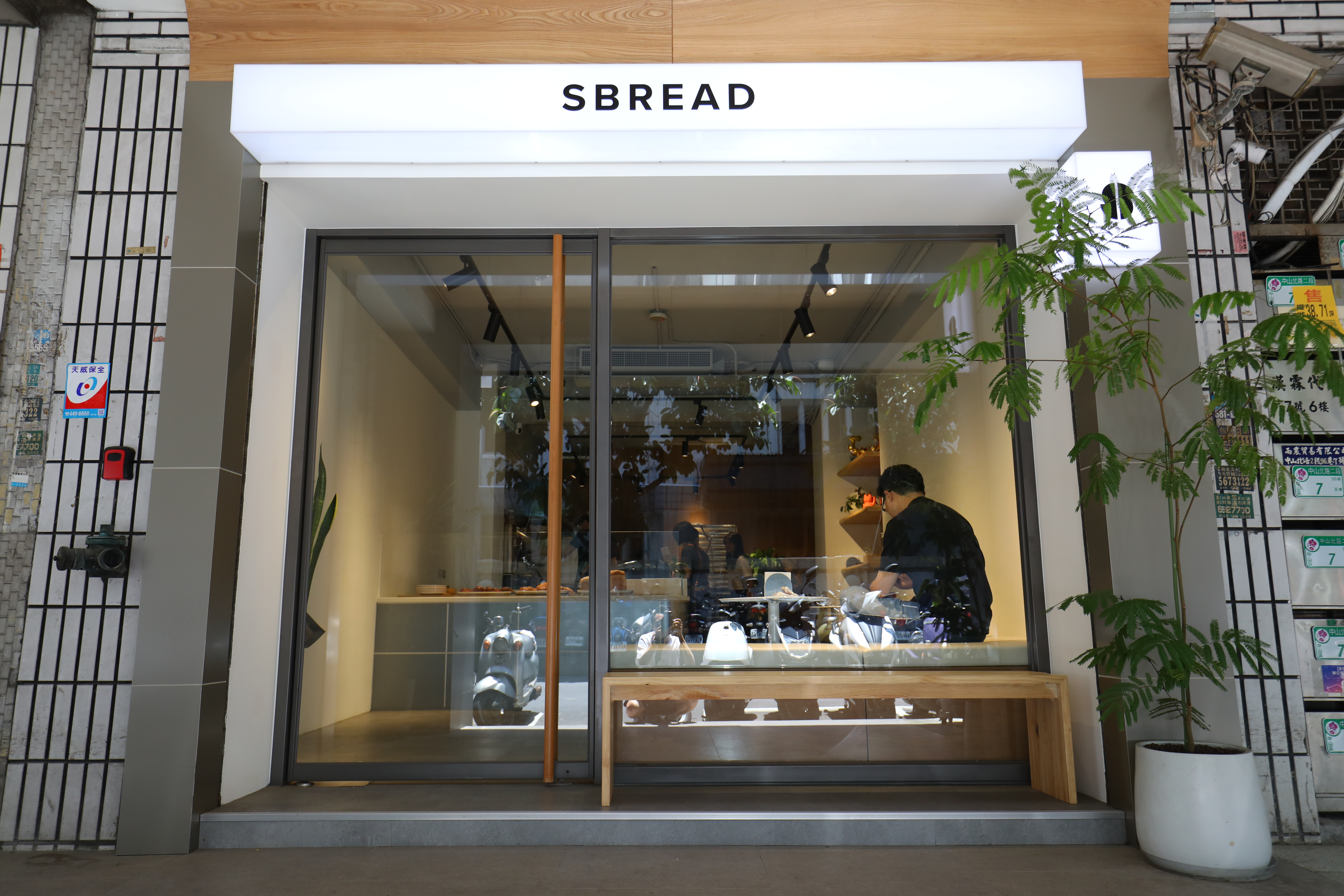 「SBREAD」低調隱身在一排豆漿油條早餐店之間。
