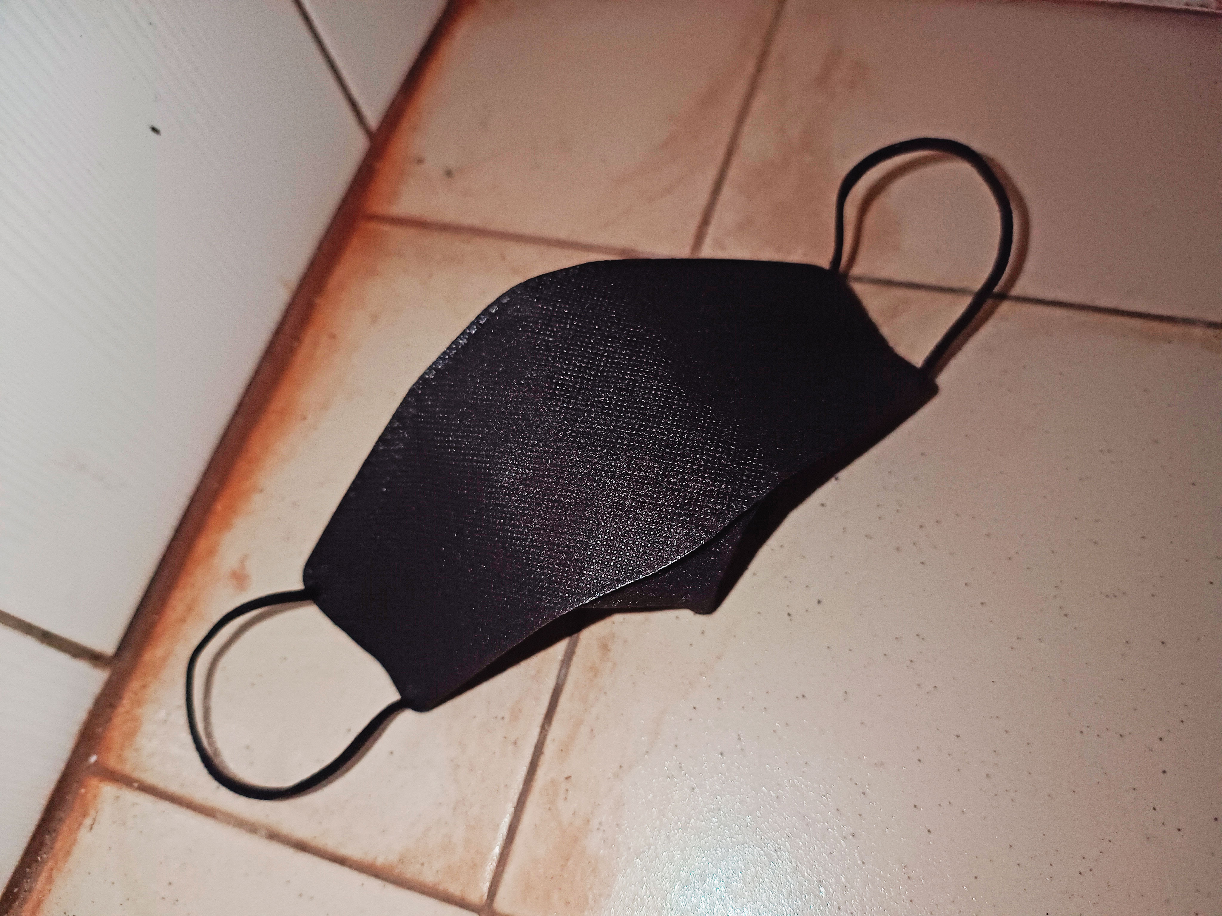警方在現場發現一只黑色口罩，經採驗DNA後確認是李男涉案。（示意畫面）