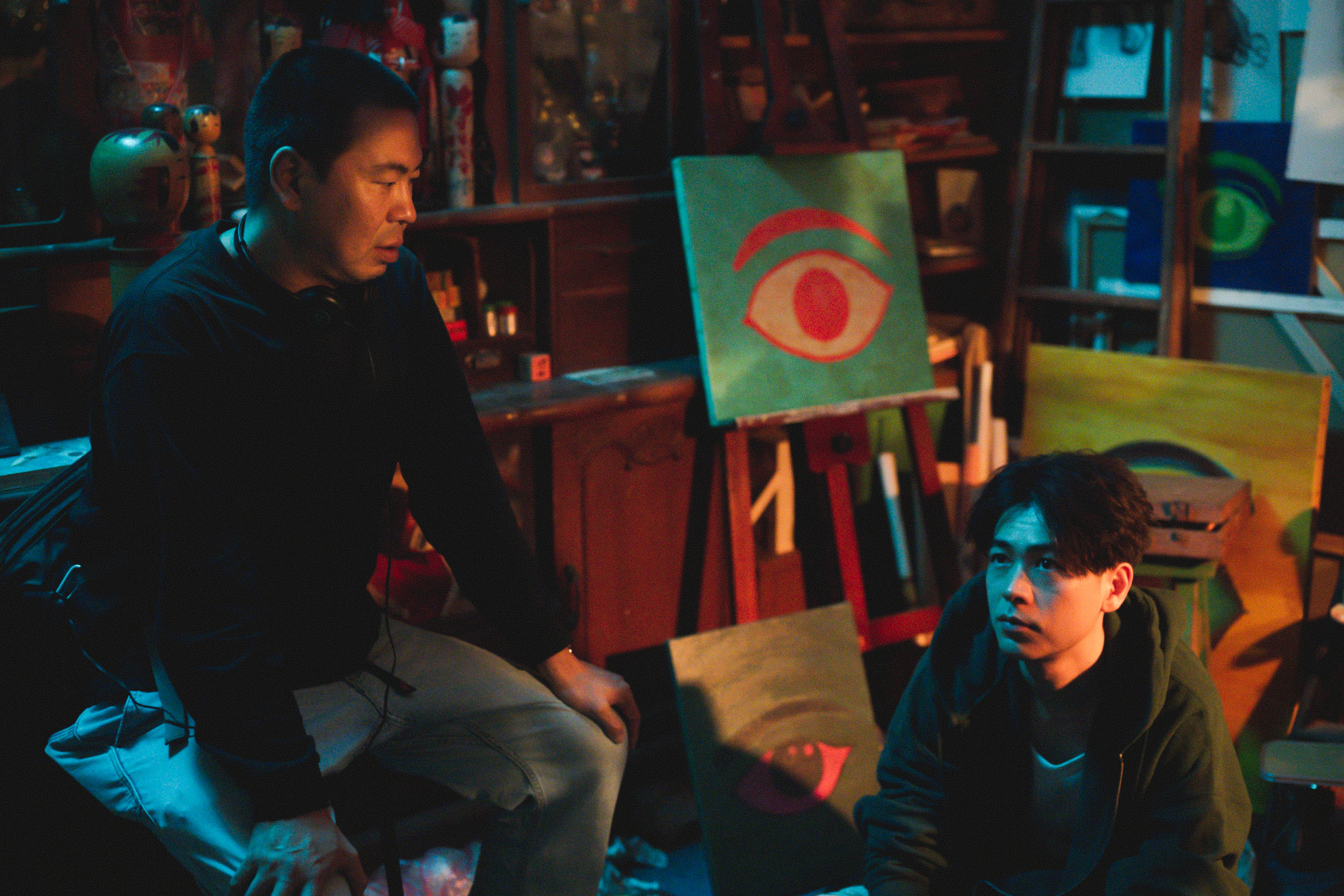 《雨中的慾情》故事虛實交錯，成田凌（右）在片場積極與導演片山慎三討論表演方式。（光年映畫提供）