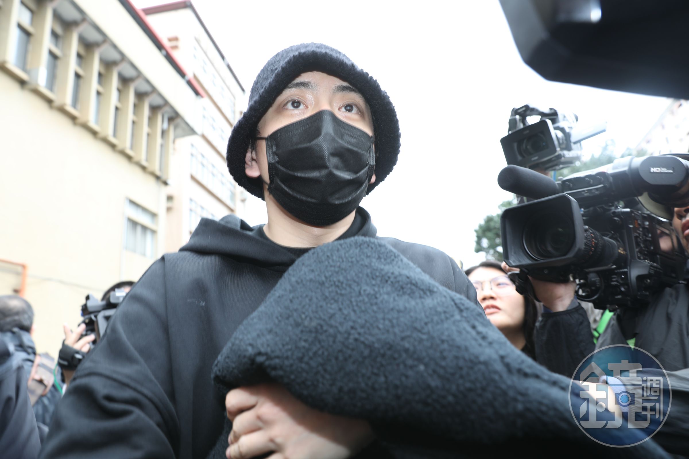 現年33歲男星王大陸因教唆毆打Uber司機遭檢警偵辦，稍早500萬交保現身。