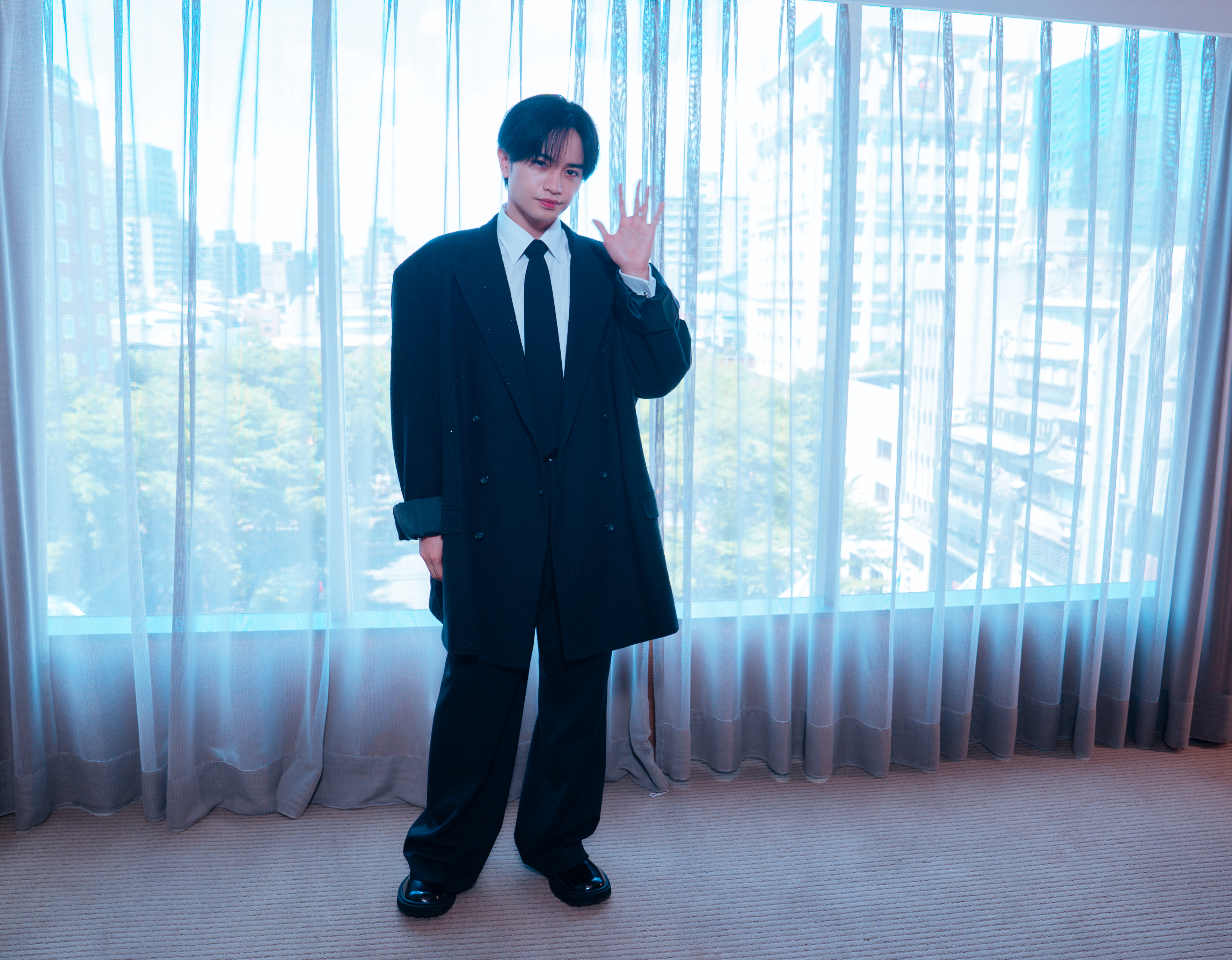 中島健人特地學習中文問候，訪問過程中也不時使用英文，展現國際化決心。（大鴻藝術 BIG ART提供）