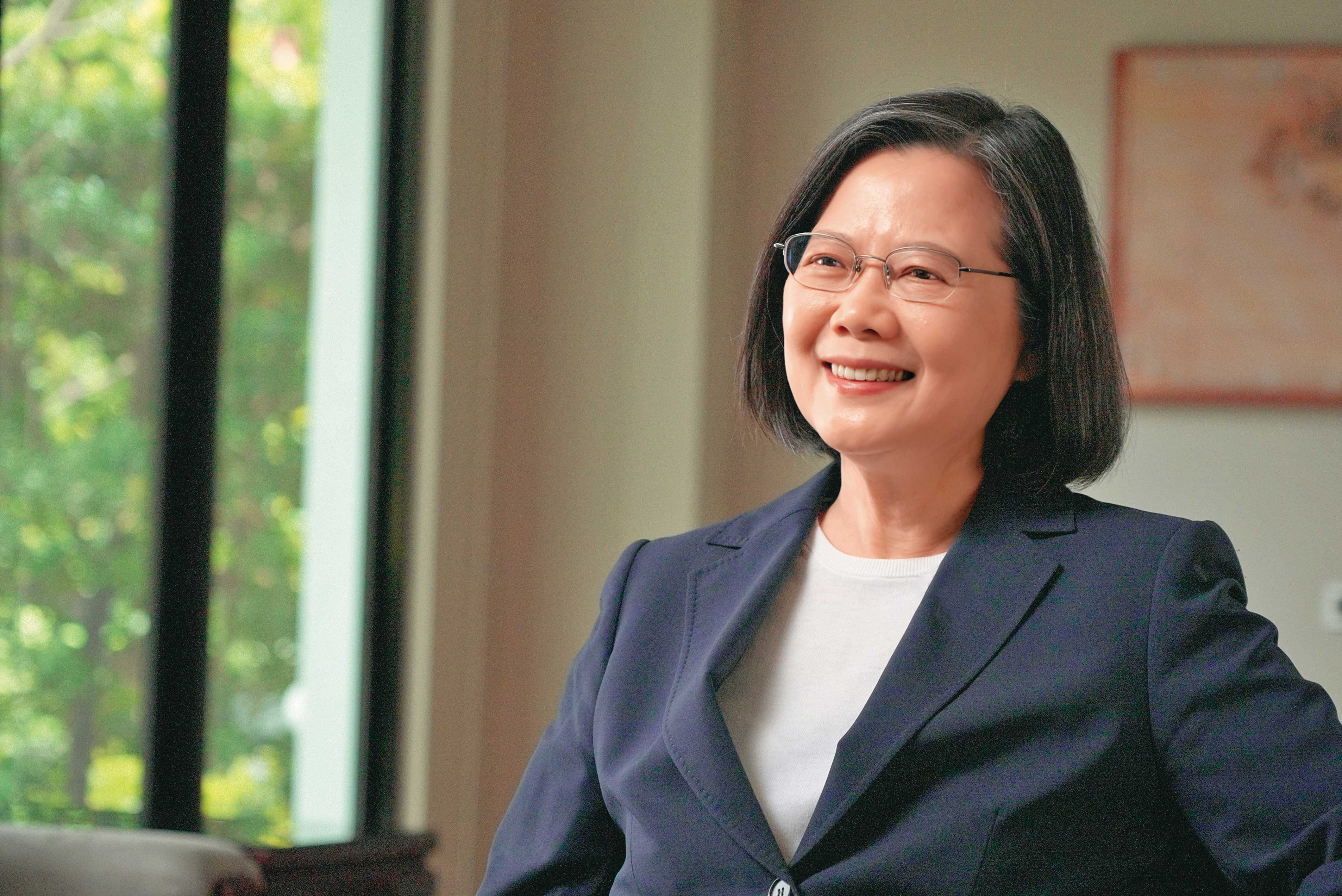 蔡英文於總統官邸接受紀錄片團隊專訪回顧8年執政。（翻攝《變局下的台灣》）