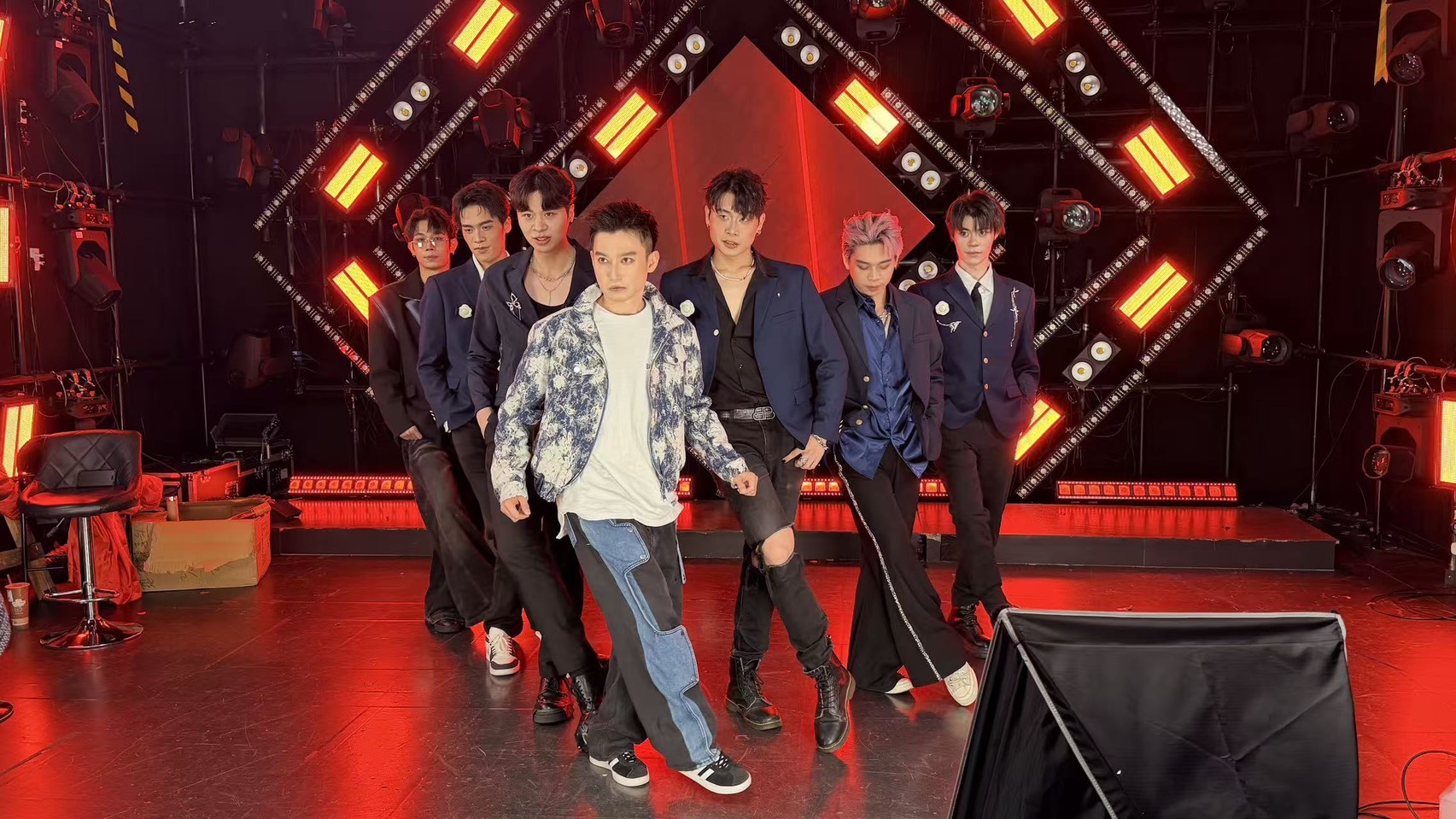 Eason(中)挑戰團播男團Sparks掃腿舞驚艷全場。(破風者提供)