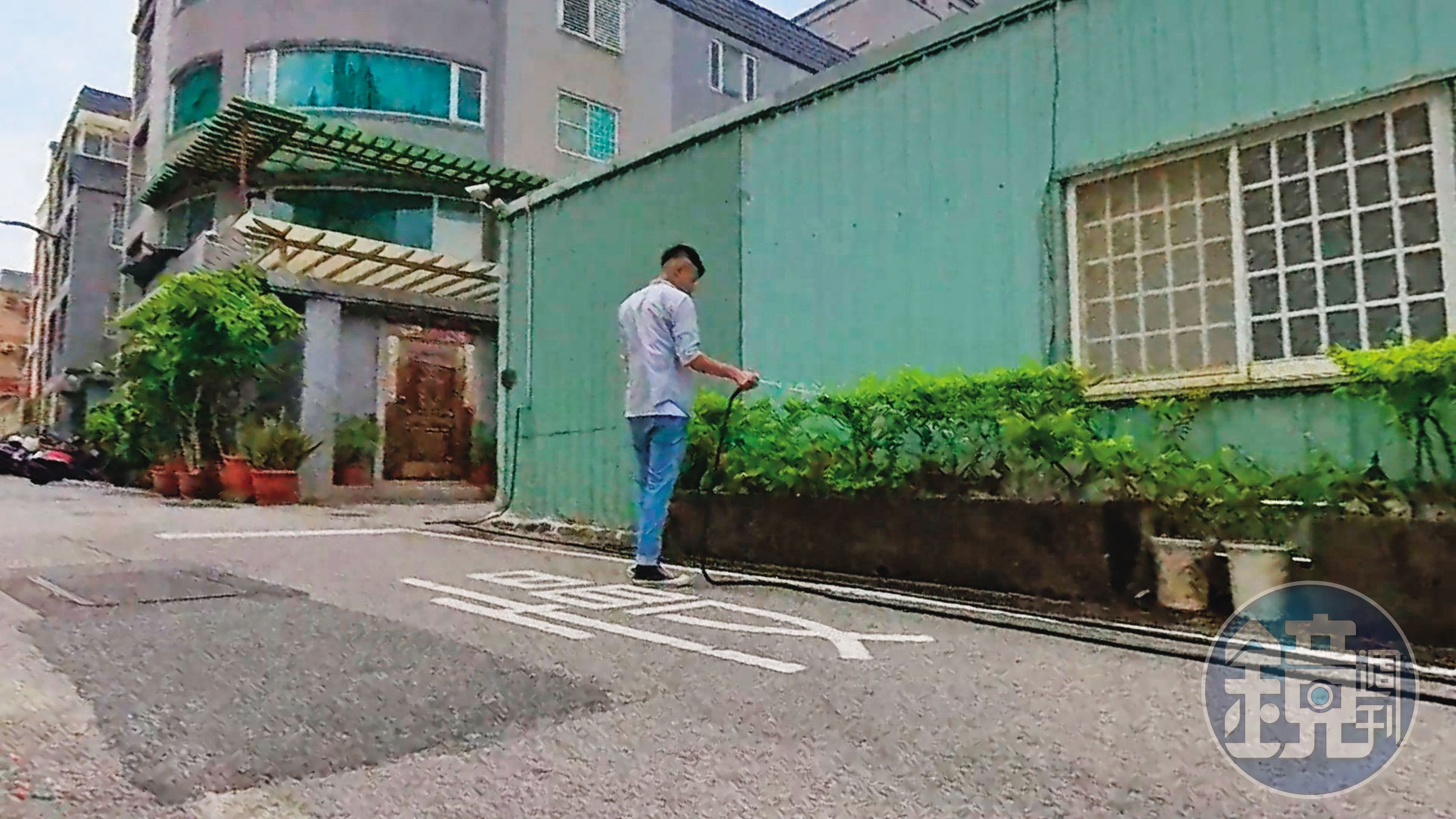 洪允典的私人招待所,被直擊找議會職員去澆花,引發議論。(讀者提供)