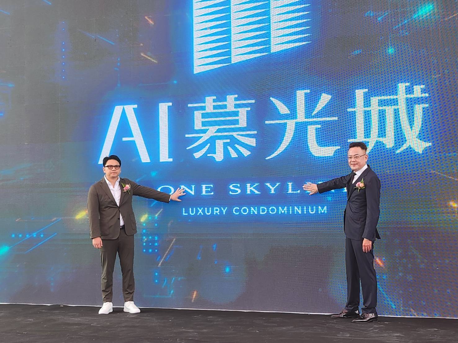 清景麟集團創辦人林聰麟（右）聯手三地集團執行長鐘育霖（左），打造高雄難得一見的大案「AI慕光城」。