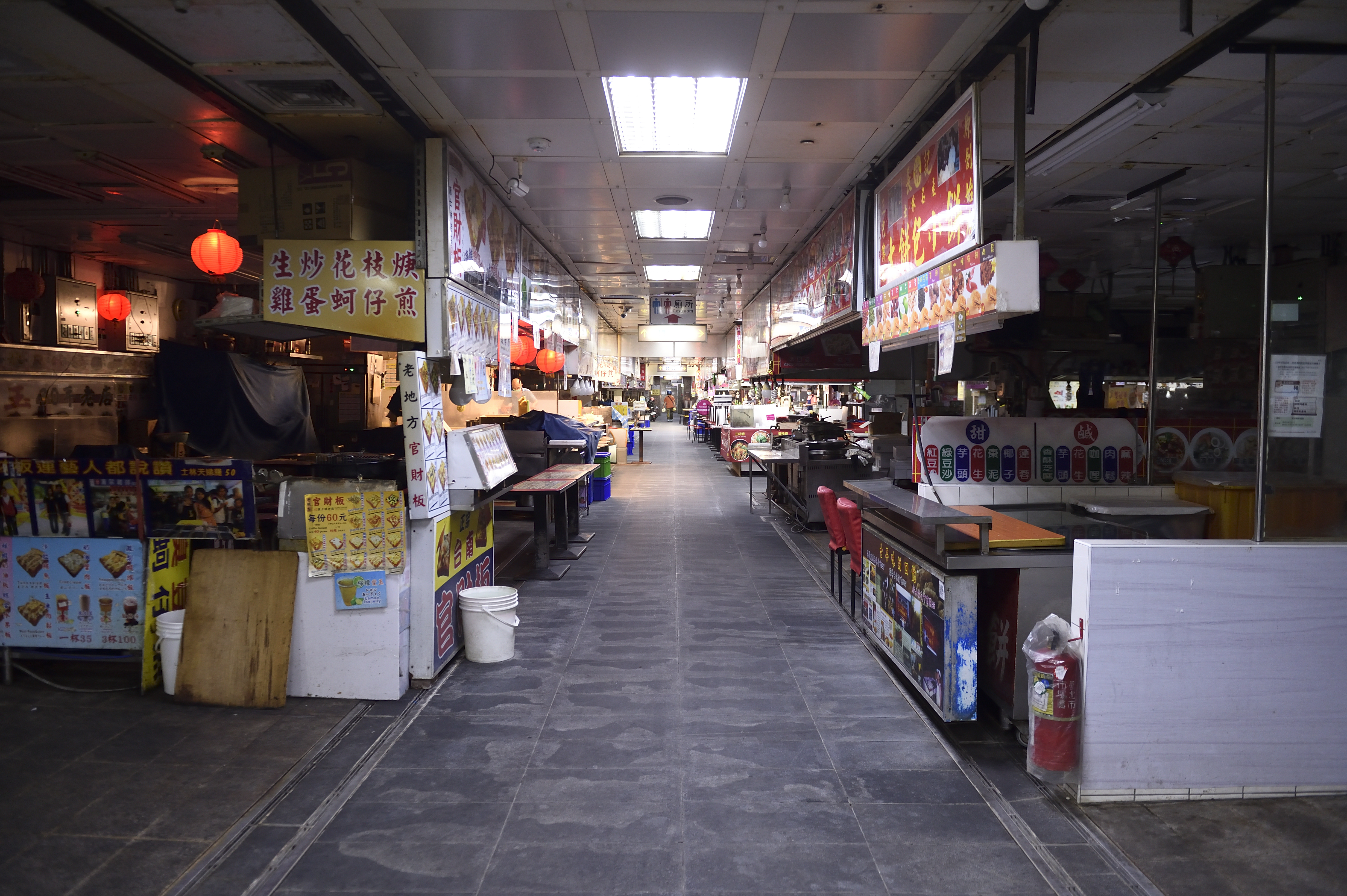 士林夜市內的士林公有市場地下美食街今起暫停營業。