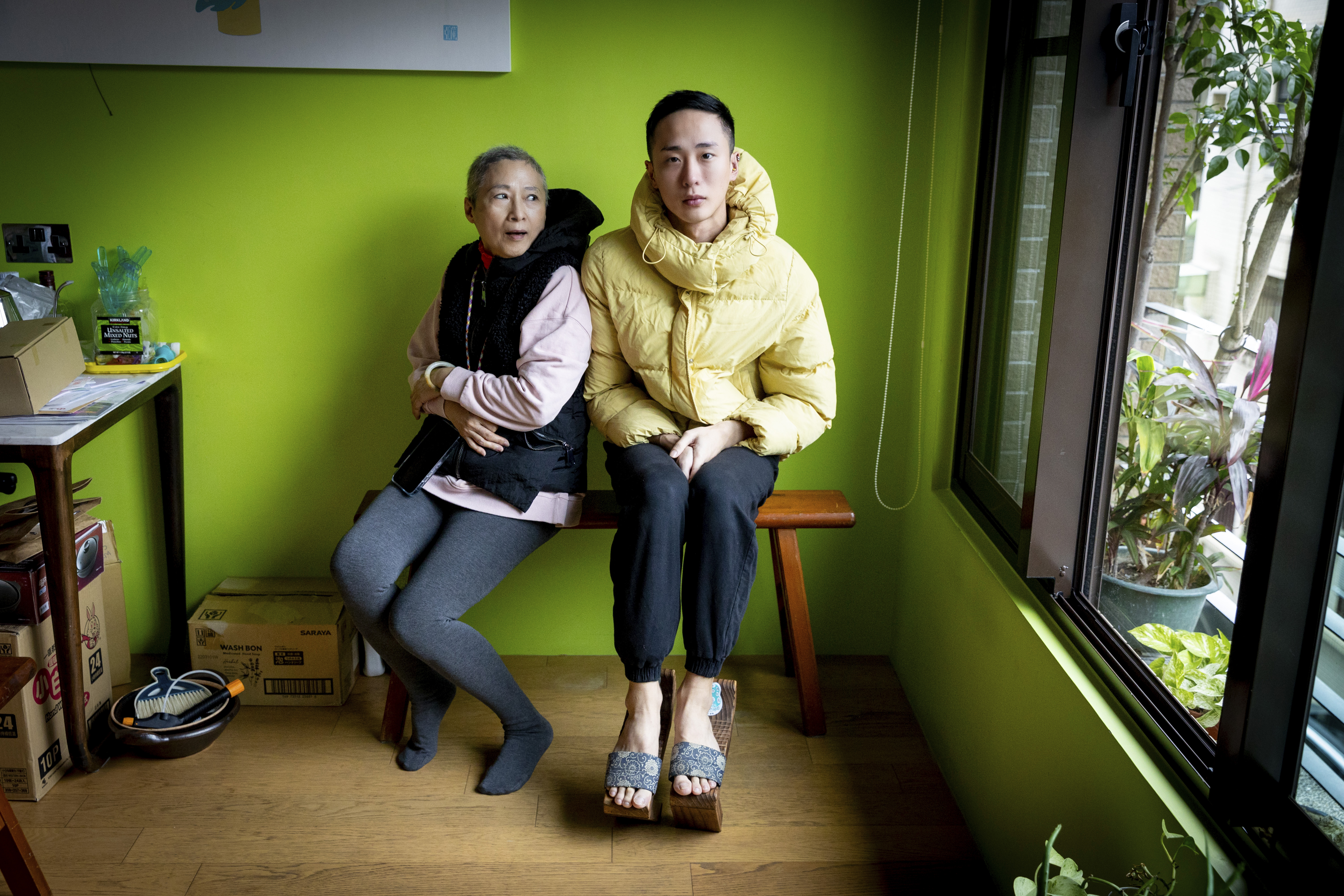 曹里歐（右）和媽媽曹慧敏（左）同框受訪，因為時間太早，曹里歐全程厭世慵懶，只有在和媽媽吵架時火力全開。