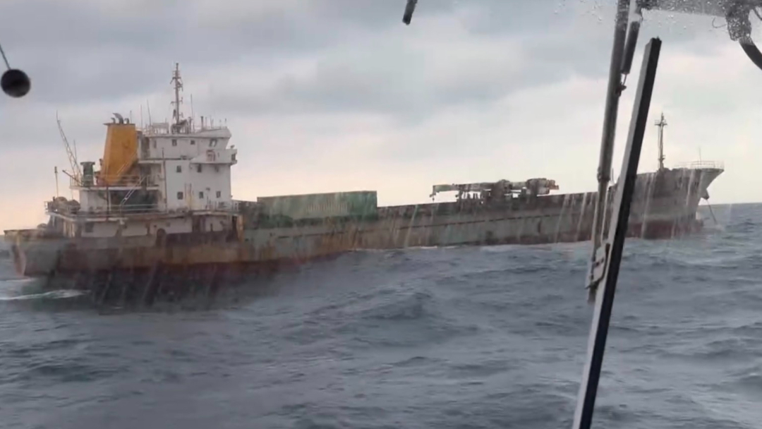 3日上午發生的我國海底電纜受損事故，事發至今仍疑點重重，我方託請肇事貨輪下站停泊地的南韓釜山協助調查。（海巡署提供）