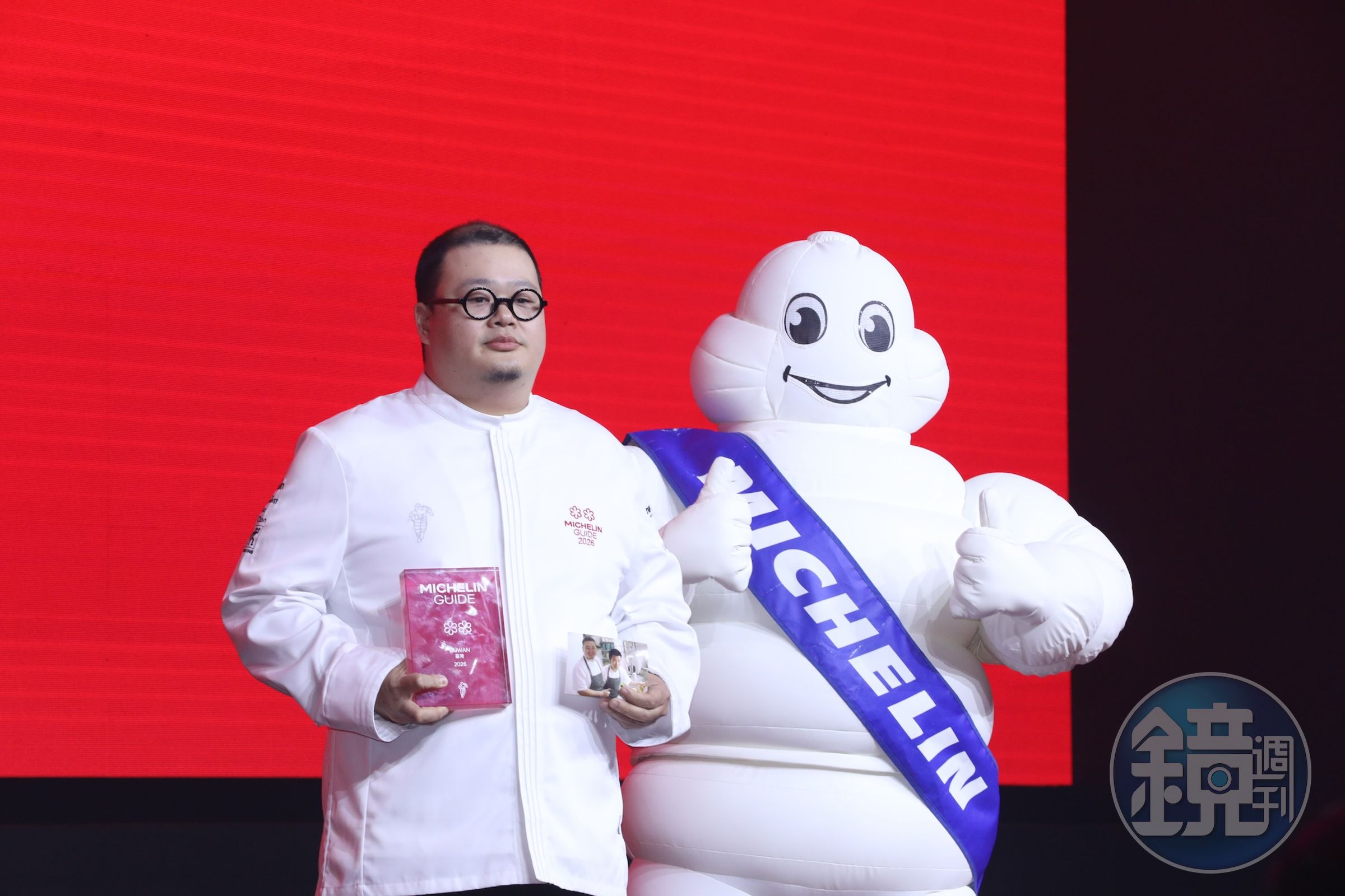 NOBUO餐廳從一星升上二星餐廳，主廚李信男拿著與好友的合影上台致辭。