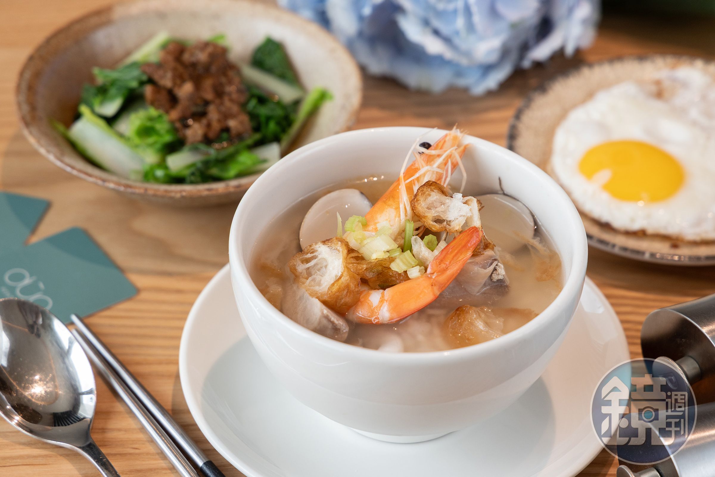 台式口味的早餐「漁村海鮮粥」深受老顧客喜愛,不少前晚小酌過量的旅客,也會特別請飯店不加粥飯只上熱湯,當成早晨最舒服的醒酒儀式。