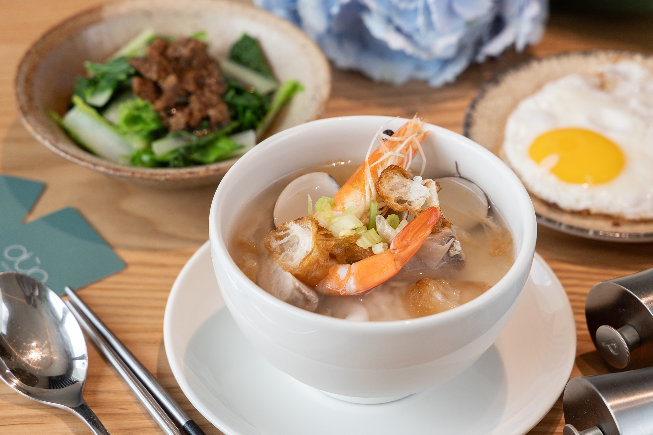 台式口味的早餐「漁村海鮮粥」深受老顧客喜愛，不少前晚小酌過量的旅客，也會特別請飯店不加粥飯只上熱湯，當成早晨最舒服的醒酒儀式。