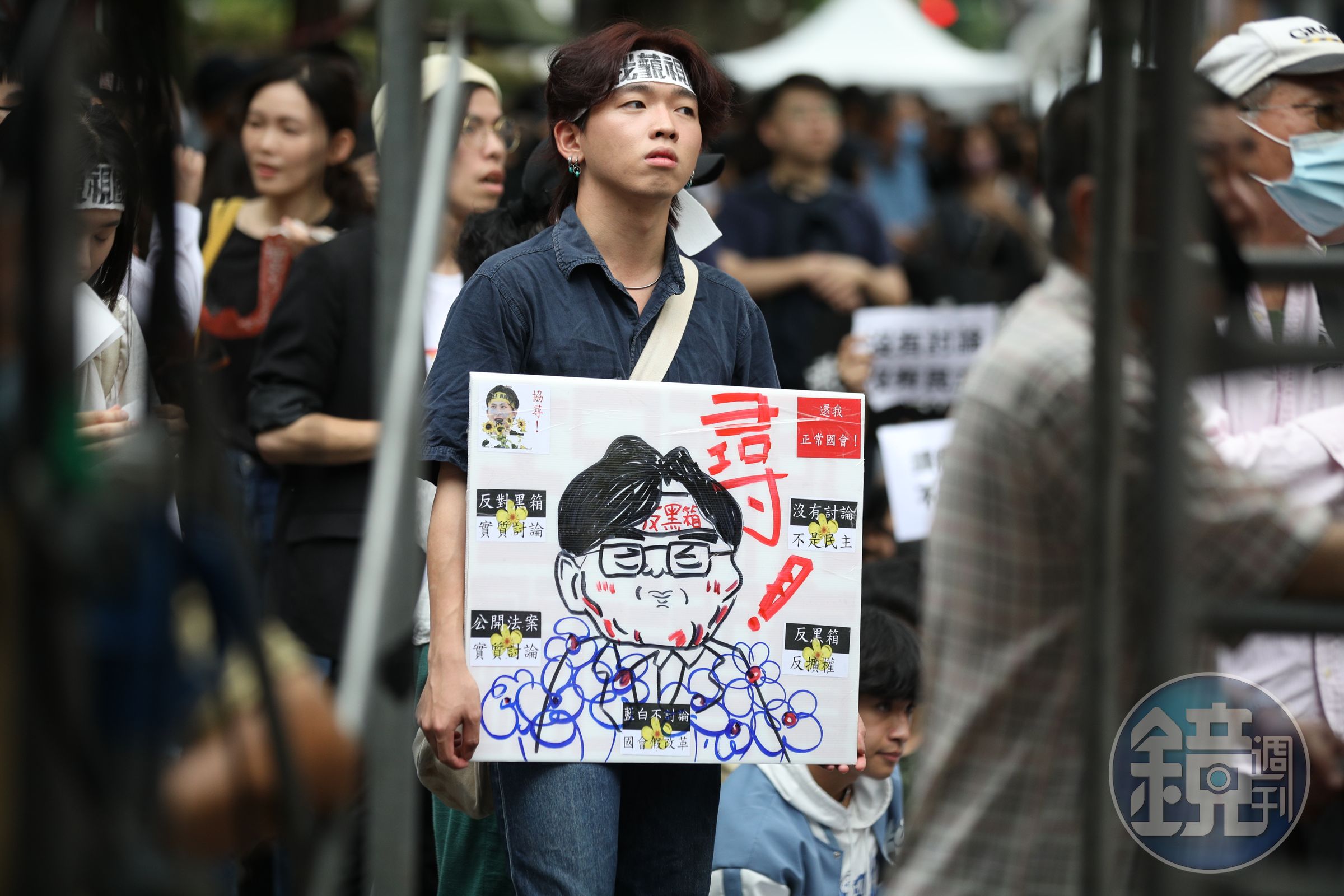 許多民眾站出來抗議立法院藍白的黑箱作業。