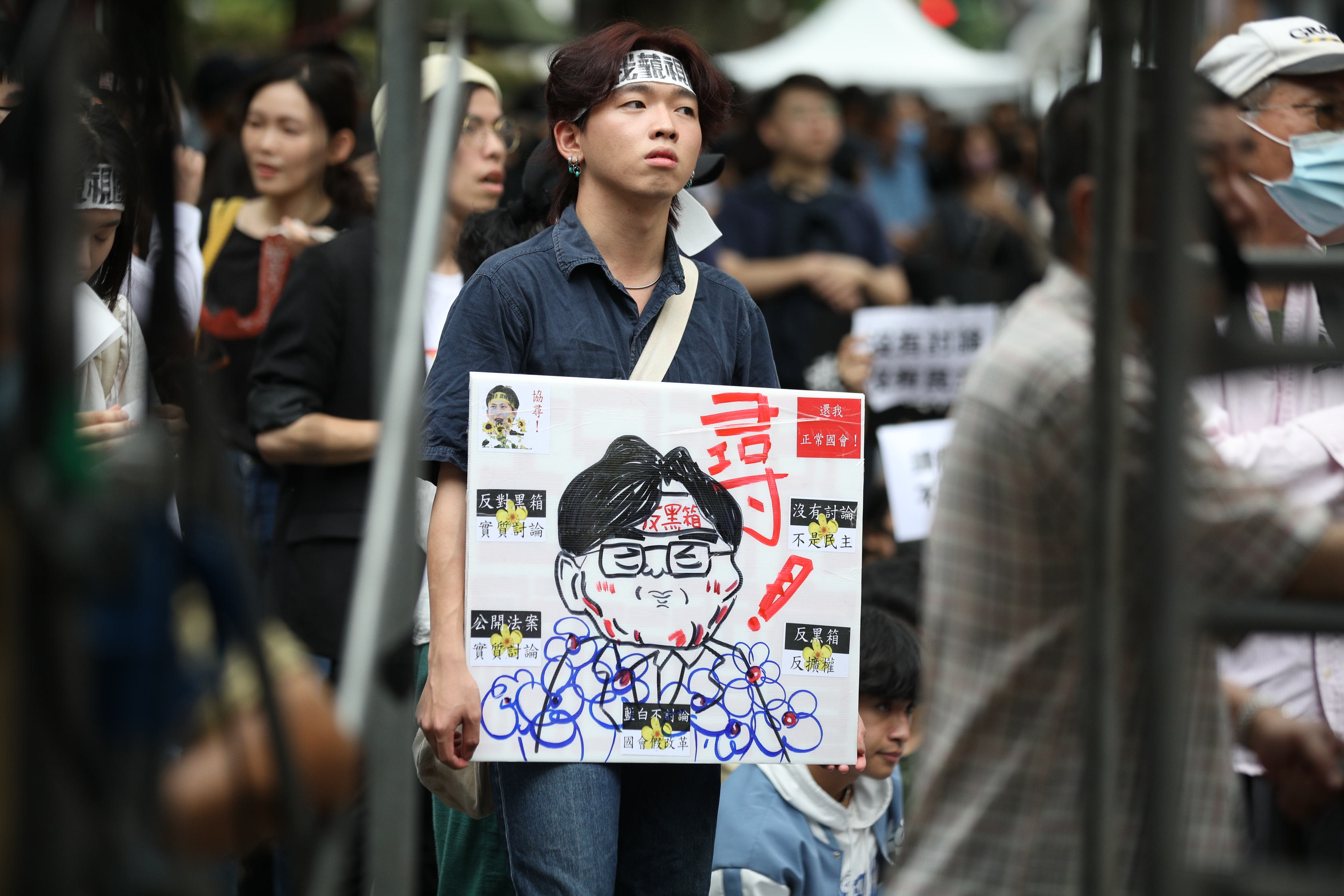 許多民眾站出來抗議立法院藍白的黑箱作業。