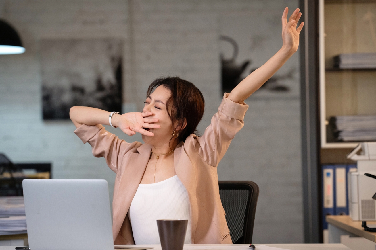 醫師提醒，頻繁哈欠若伴隨胸悶、頭暈，可能是心腦血管疾病警訊。（哈欠示意圖／東方IC）