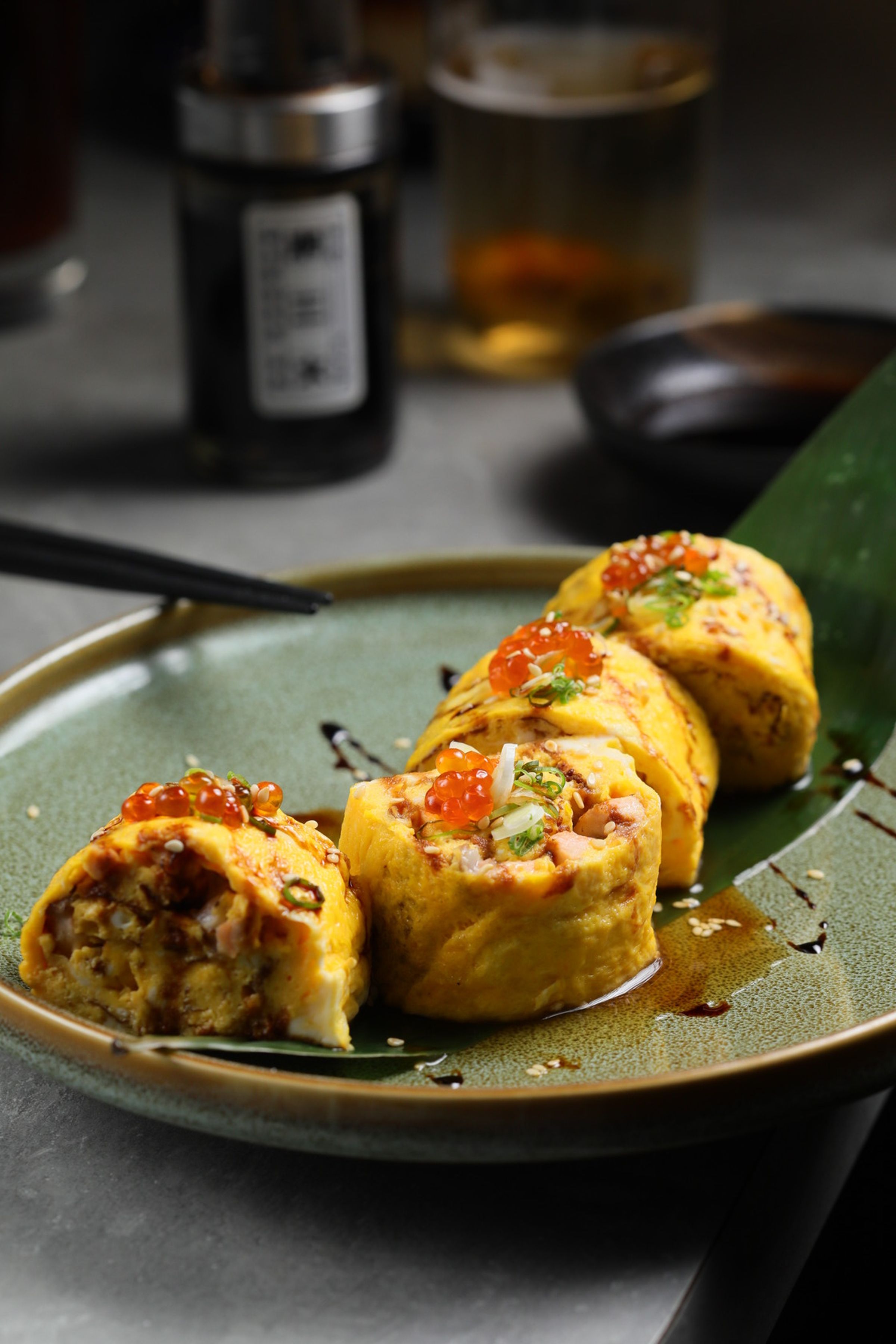曾被客人一次打包十份的「鮭魚生食級玉」蛋香很誘人。(320元/份)