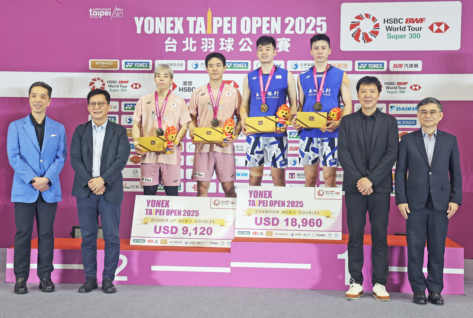 台北公開賽男雙「麟榤配」稱霸男雙合拍首冠，教育部政務次長張廖萬堅（左二）及中華羽協理事長張國祚（右二）親自頒獎，共同見證輝煌時刻。
