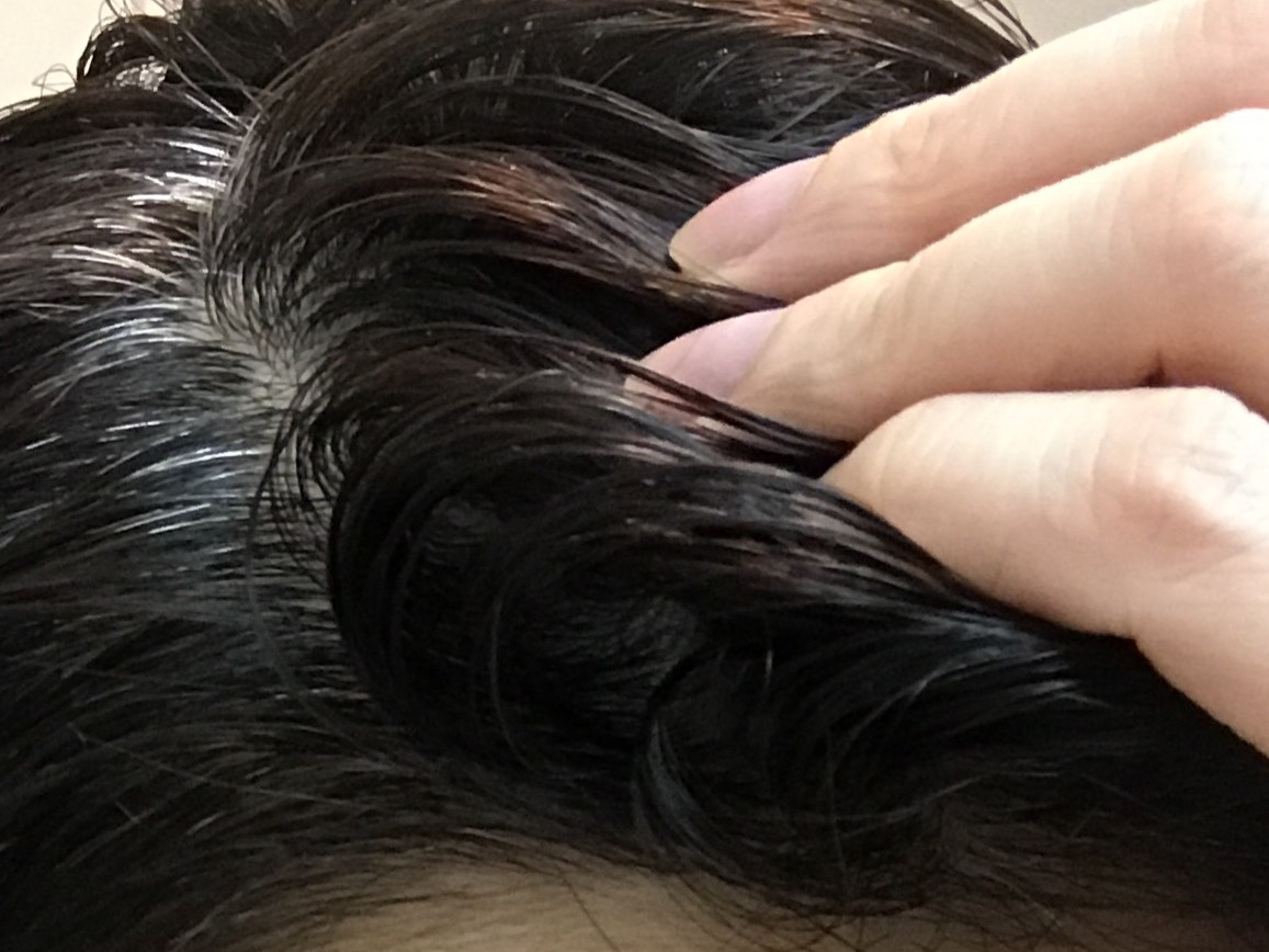 營養師指出，40歲前出現白髮有可能與營養不足有關。（翻攝自photo-ac）