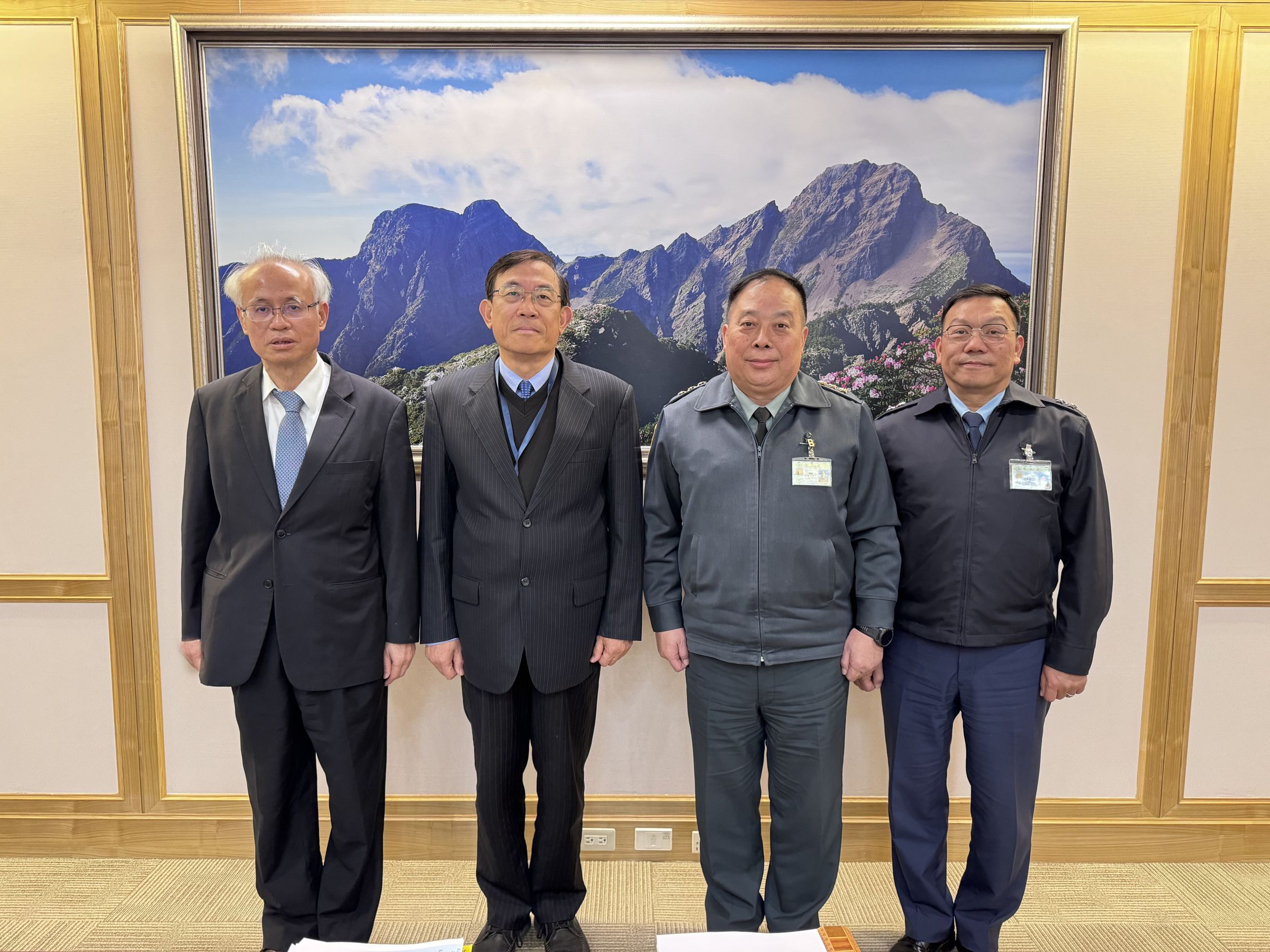 最高檢察署由檢察總長邢泰釗與國防部副部長徐衍璞上將等人,首度召開檢方與軍事機關聯繫協調會議,對於嚴重影響部隊紀律案件、縮短軍人逃亡通緝時程及影響軍事管理等違法等案件進行討論,決定嚴辦抗命、暴行或群毆等犯罪。(最高檢提供)