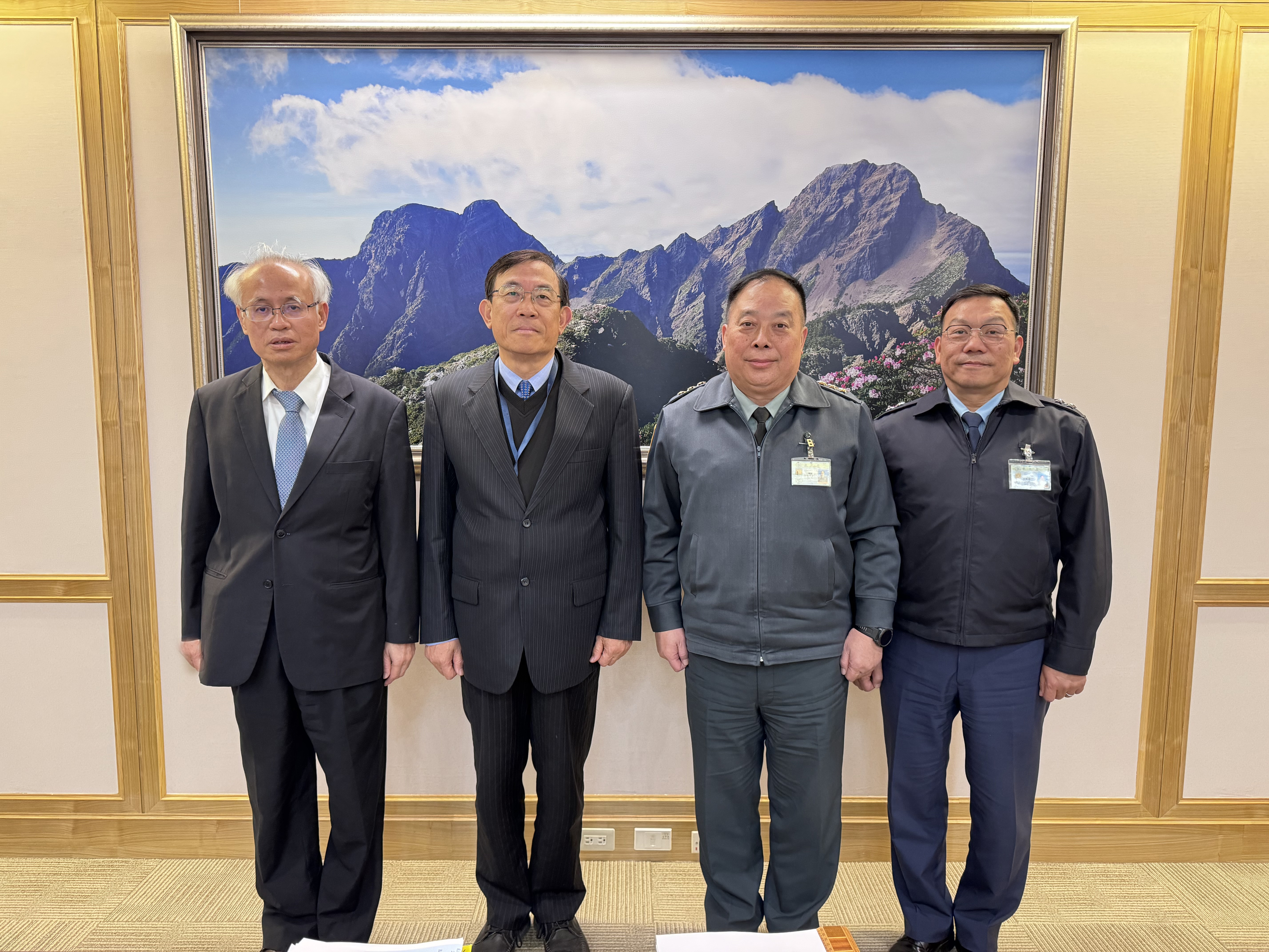 最高檢察署由檢察總長邢泰釗與國防部副部長徐衍璞上將等人,首度召開檢方與軍事機關聯繫協調會議,對於嚴重影響部隊紀律案件、縮短軍人逃亡通緝時程及影響軍事管理等違法等案件進行討論,決定嚴辦抗命、暴行或群毆等犯罪。(最高檢提供)