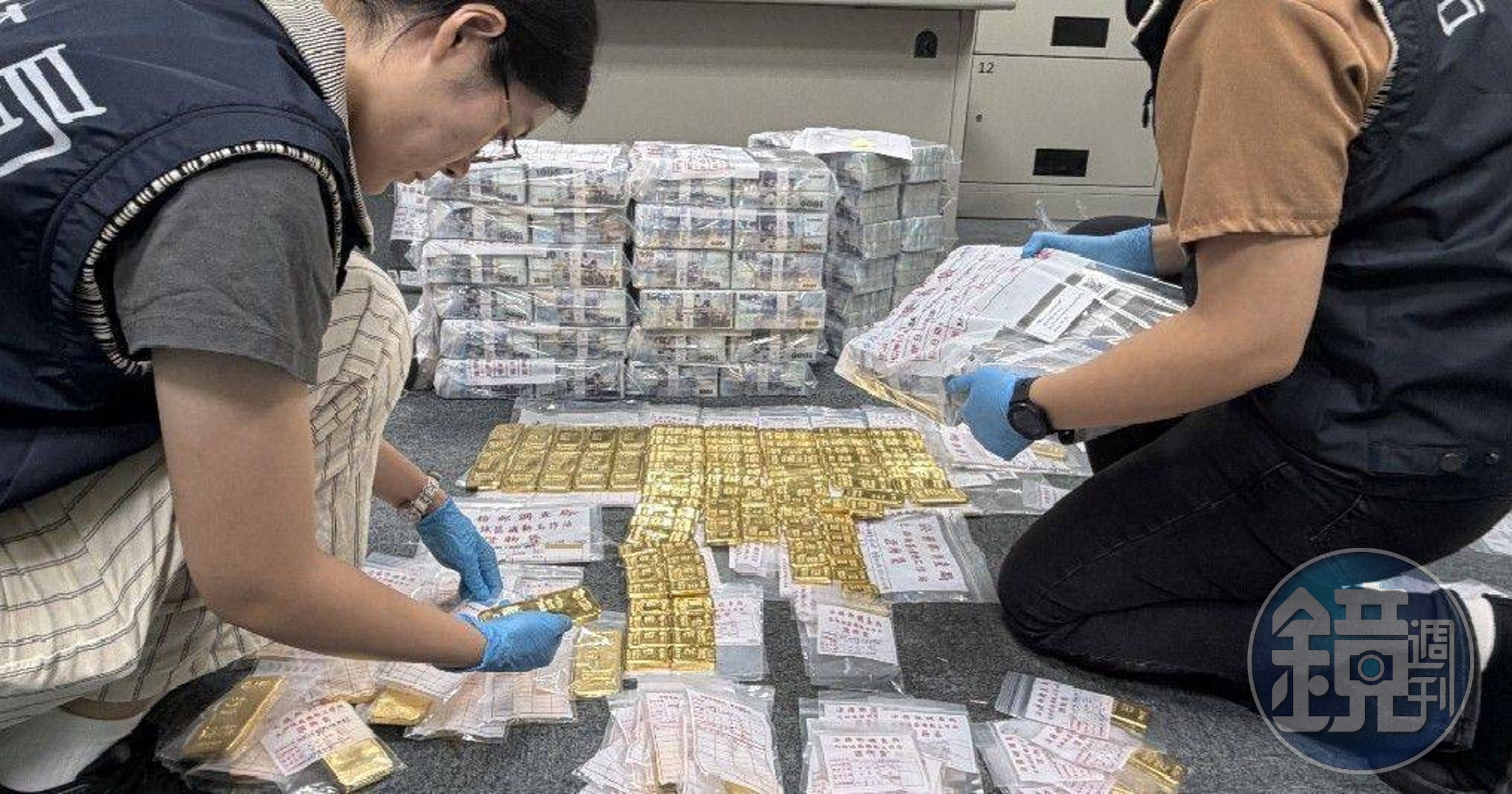 檢警搜索查扣大批現金。（檢方提供）