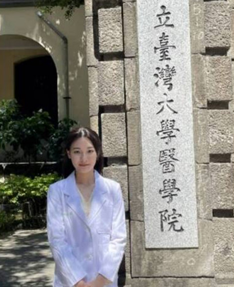 馮琪淯當年以高雄女中榜首考取台大醫學系。翻攝IG@spottedclaw0415)