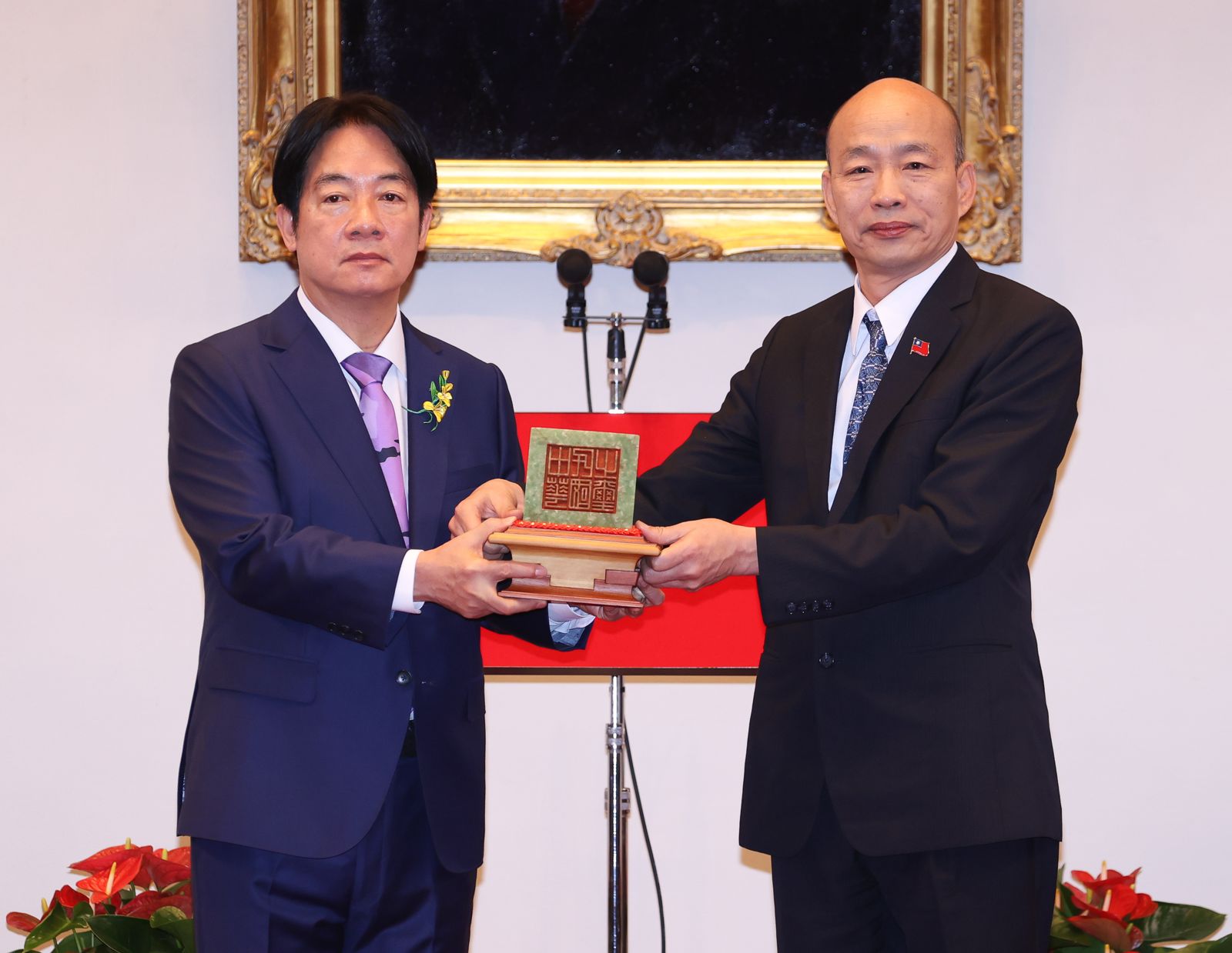 韓國瑜（右）授予「榮典之璽」給賴清德（左）。（台北市記者聯誼會提供）