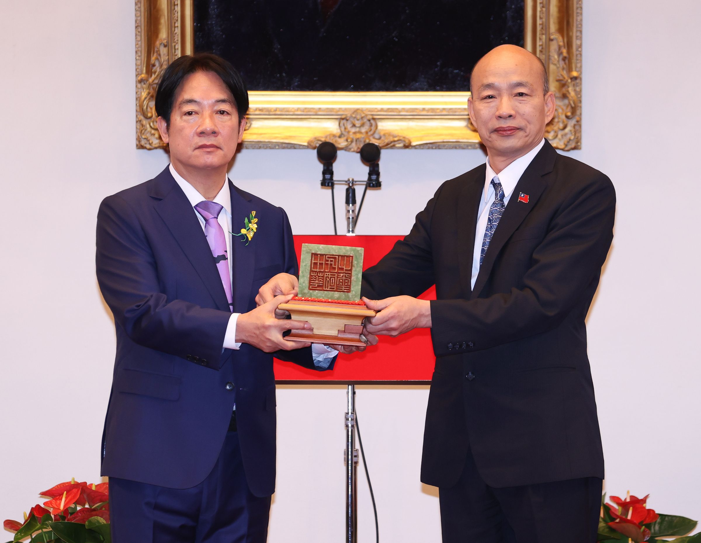 韓國瑜(右)授予「榮典之璽」給賴清德(左)。(台北市記者聯誼會提供)