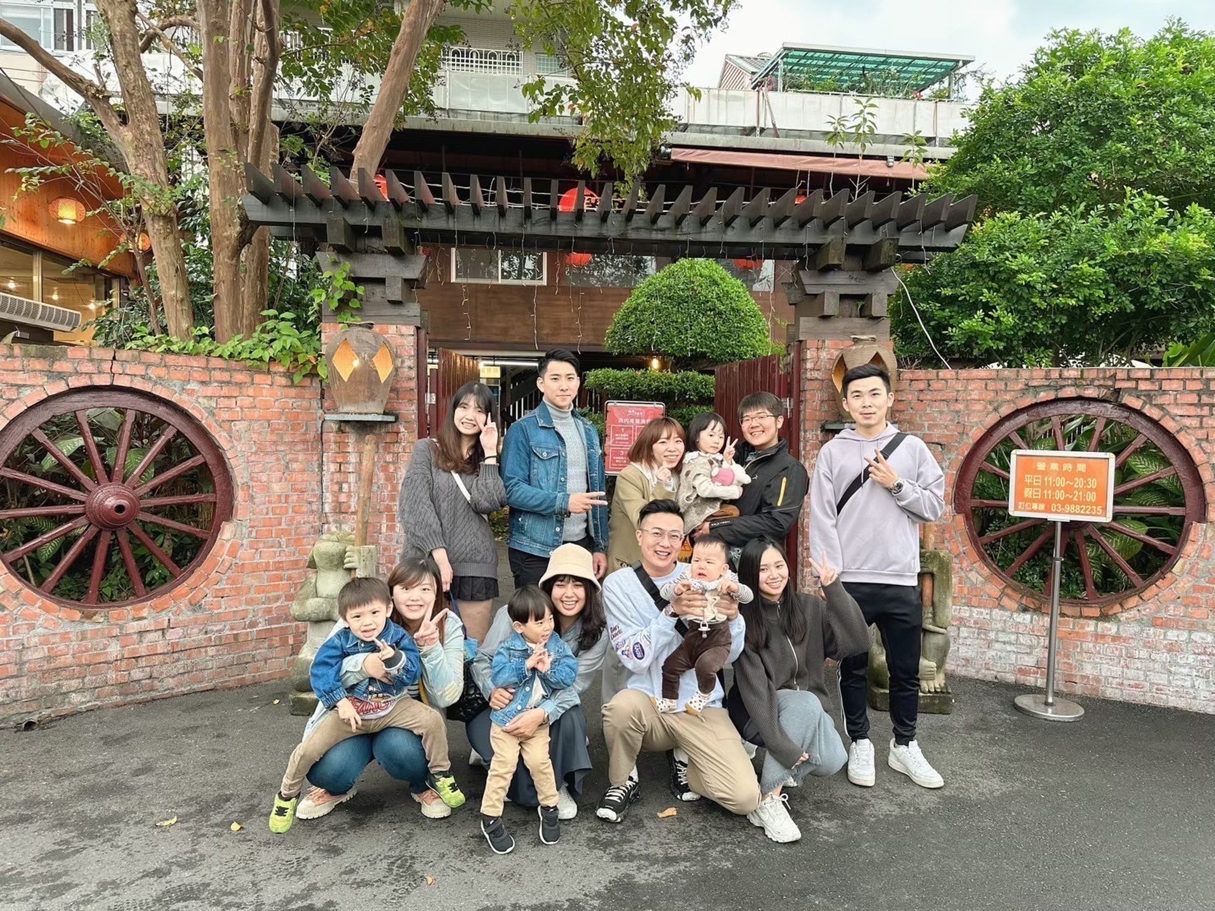29歲的永慶房屋吳孟澤店長(圖前中)不僅業績表現突出,更在店長職務上帶領團隊創造超過5千萬的業績,成為頂尖領導者,月收突破6位數!